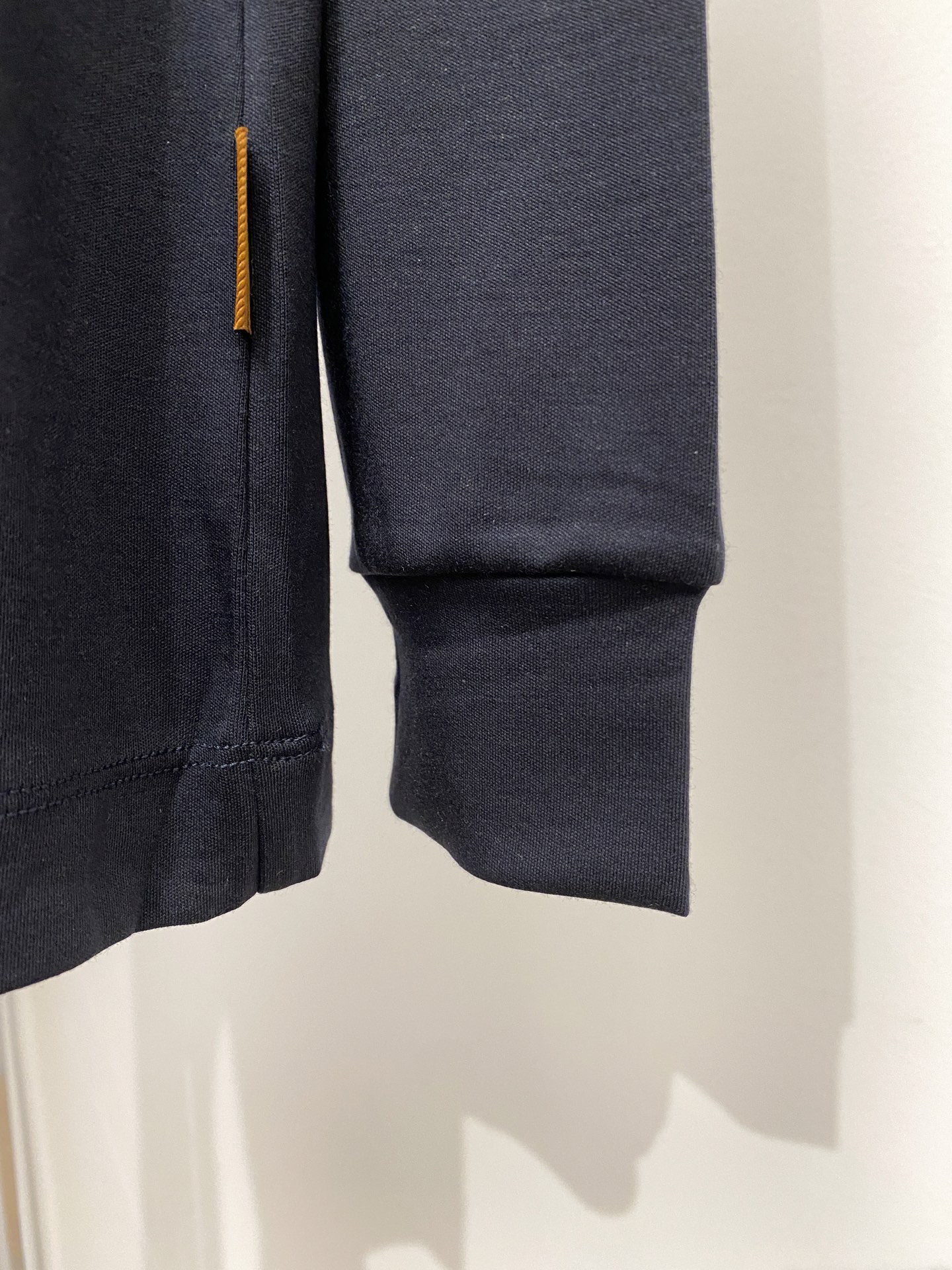 杰尼亚、2025新品长袖打底，帅气时尚，胸前设计凹凸印胶图案logo，简约百搭款。面料棉 不仅挺括，保持