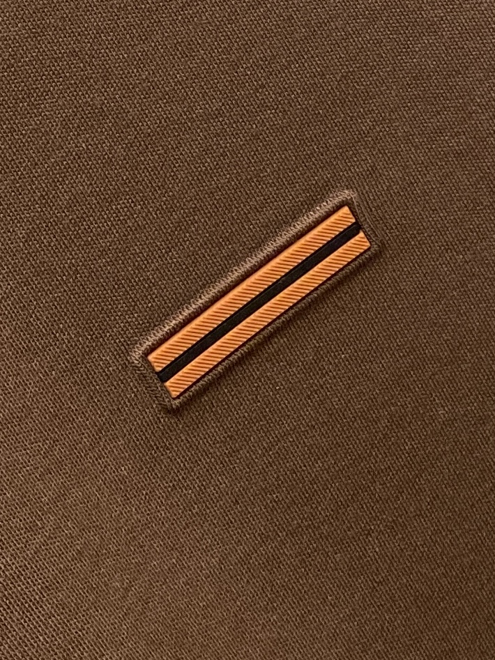 杰尼亚、2025新品长袖打底，帅气时尚，胸前设计凹凸印胶图案logo，简约百搭款。面料棉 不仅挺括，保持