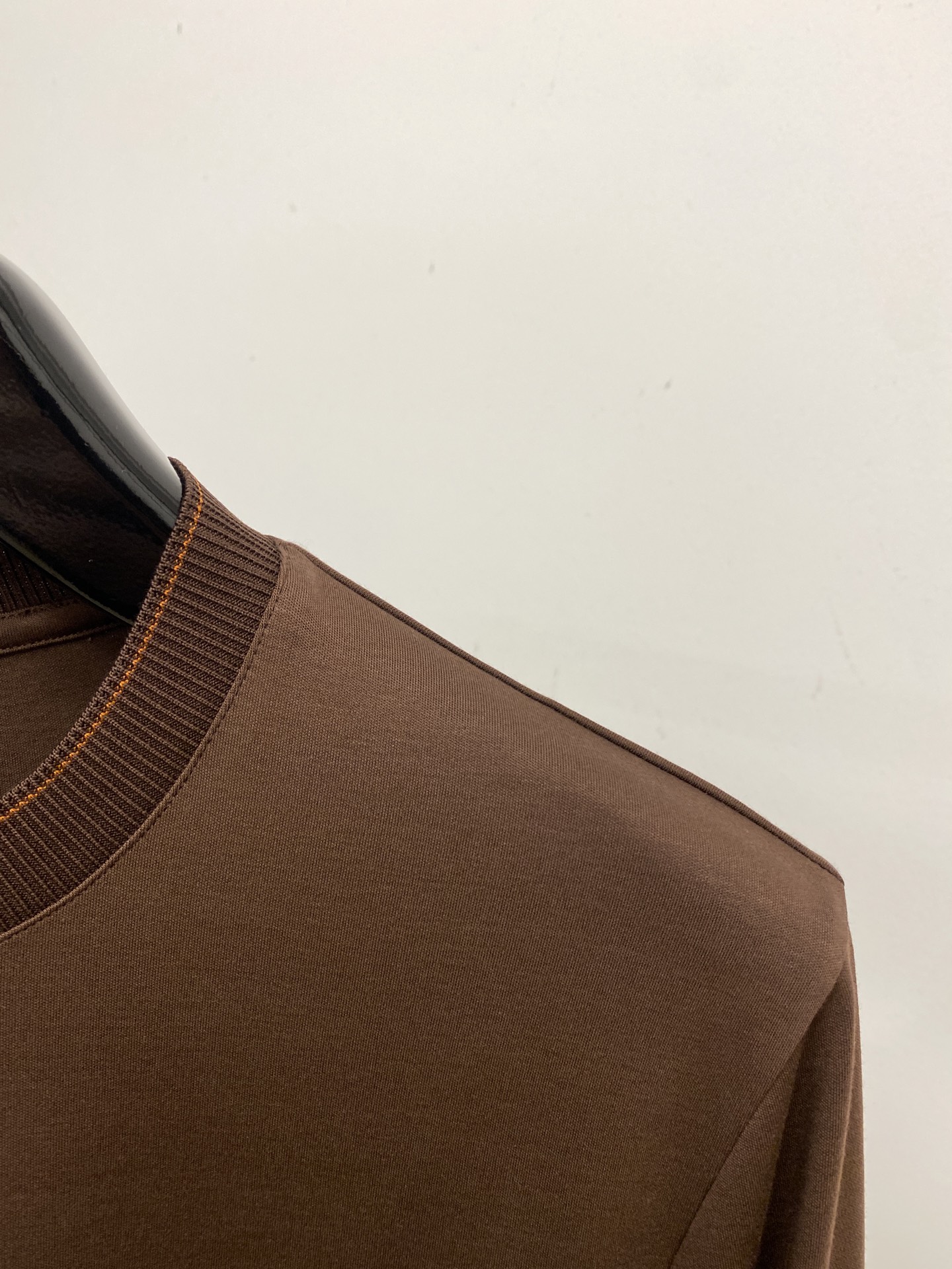 杰尼亚、2025新品长袖打底，帅气时尚，胸前设计凹凸印胶图案logo，简约百搭款。面料棉 不仅挺括，保持