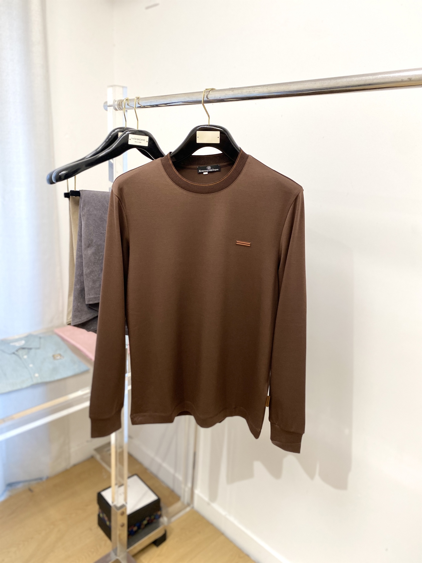 NO:516572,Zenia, 2025 new product long-sleeved base, handsome and fashionable, chest design concave and embossed glue pattern logo, simple and versatile. Fabric cotton is not only crisp, maintains a fashionable silhouette, but also comfortable to wear, and the yarn is more delicate, the size M-3XL, zegna, alexander wang19860909杰尼亚、2025新品长袖打底,帅气时尚,胸前设计凹凸印胶图案logo,简约百搭款.面料棉 不仅挺括,保持潮流的廓形,又穿着舒适,纱织更细腻,码数M-3XL,,zegna,alexander wang,Men's clothing