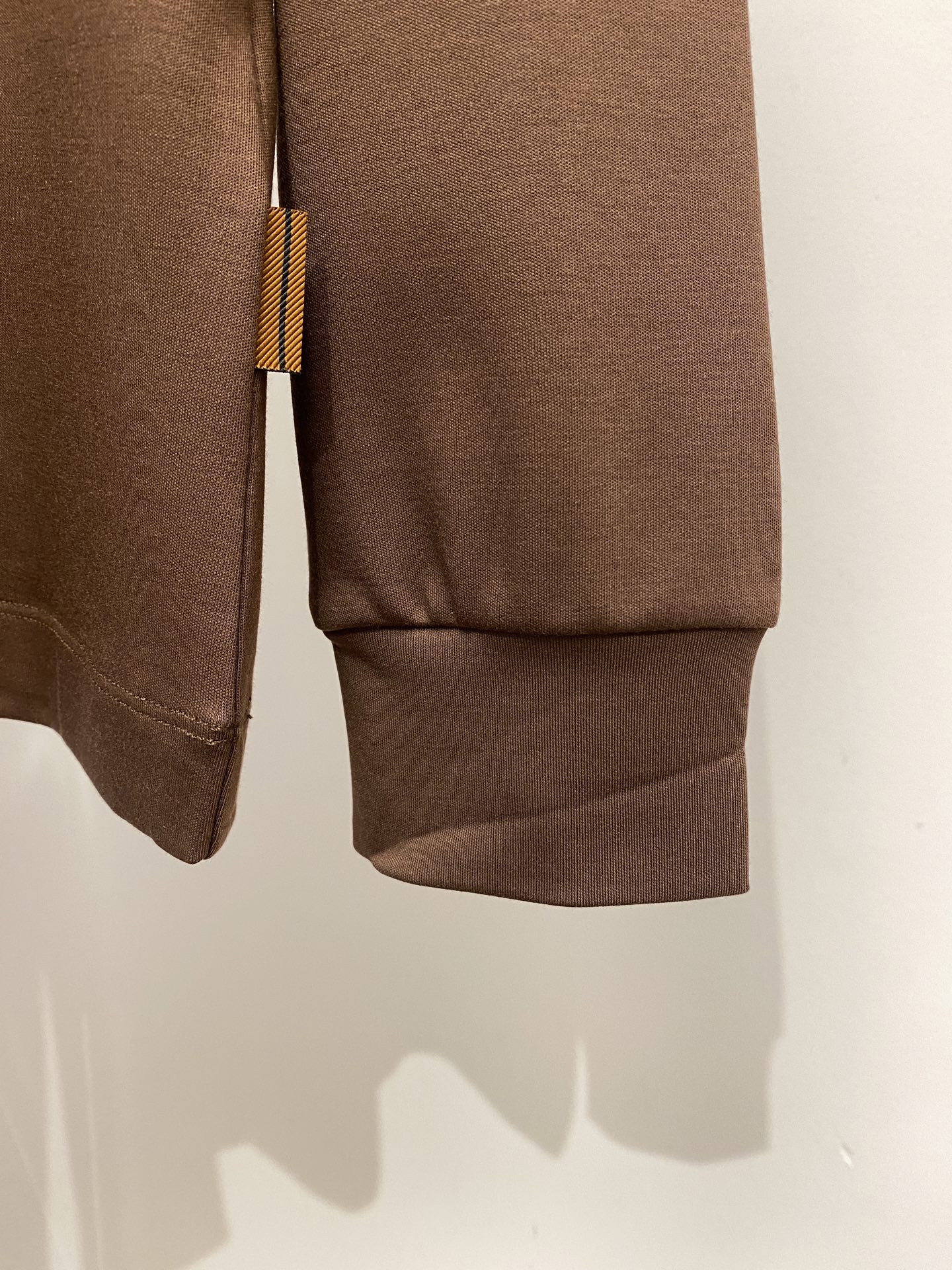 杰尼亚、2025新品长袖打底，帅气时尚，胸前设计凹凸印胶图案logo，简约百搭款。面料棉 不仅挺括，保持