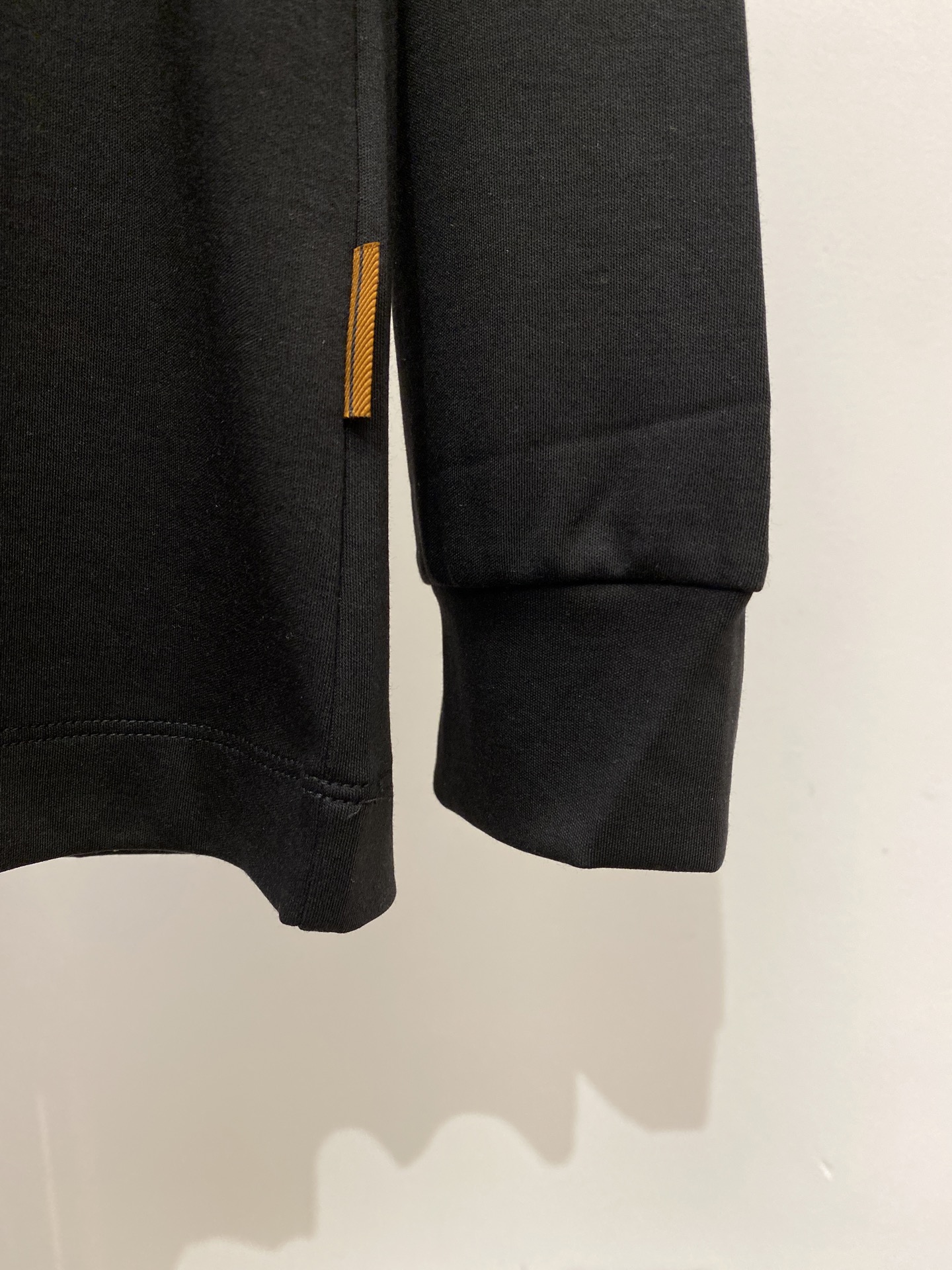 杰尼亚、2025新品长袖打底，帅气时尚，胸前设计凹凸印胶图案logo，简约百搭款。面料棉 不仅挺括，保持