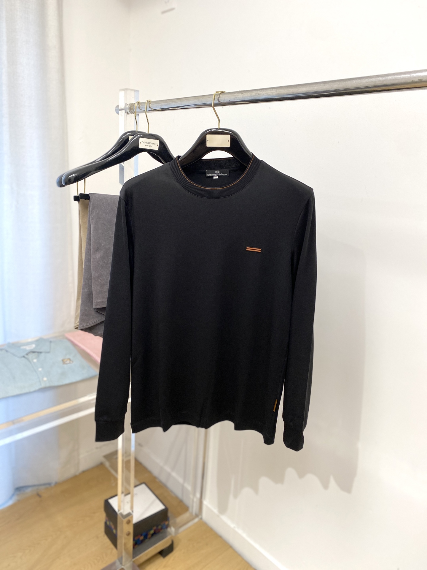 NO:515060,Zenia, 2025 new product long-sleeved base, handsome and fashionable, chest design concave and embossed glue pattern logo, simple and versatile. Fabric cotton is not only crisp, maintains a fashionable silhouette, but also comfortable to wear, and the yarn is more delicate, the size M-3XL, zegna, alexander wang19860909杰尼亚、2025新品长袖打底,帅气时尚,胸前设计凹凸印胶图案logo,简约百搭款.面料棉 不仅挺括,保持潮流的廓形,又穿着舒适,纱织更细腻,码数M-3XL,,zegna,alexander wang,Men's clothing