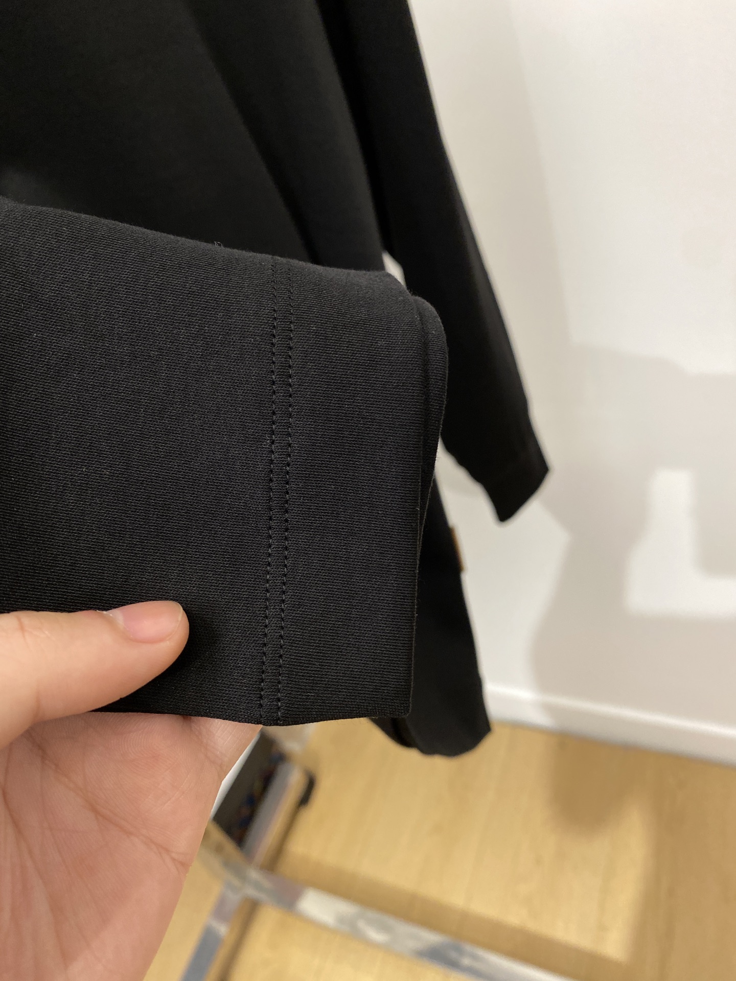 杰尼亚、2025新品长袖打底，帅气时尚，胸前设计凹凸印胶图案logo，简约百搭款。面料棉 不仅挺括，保持