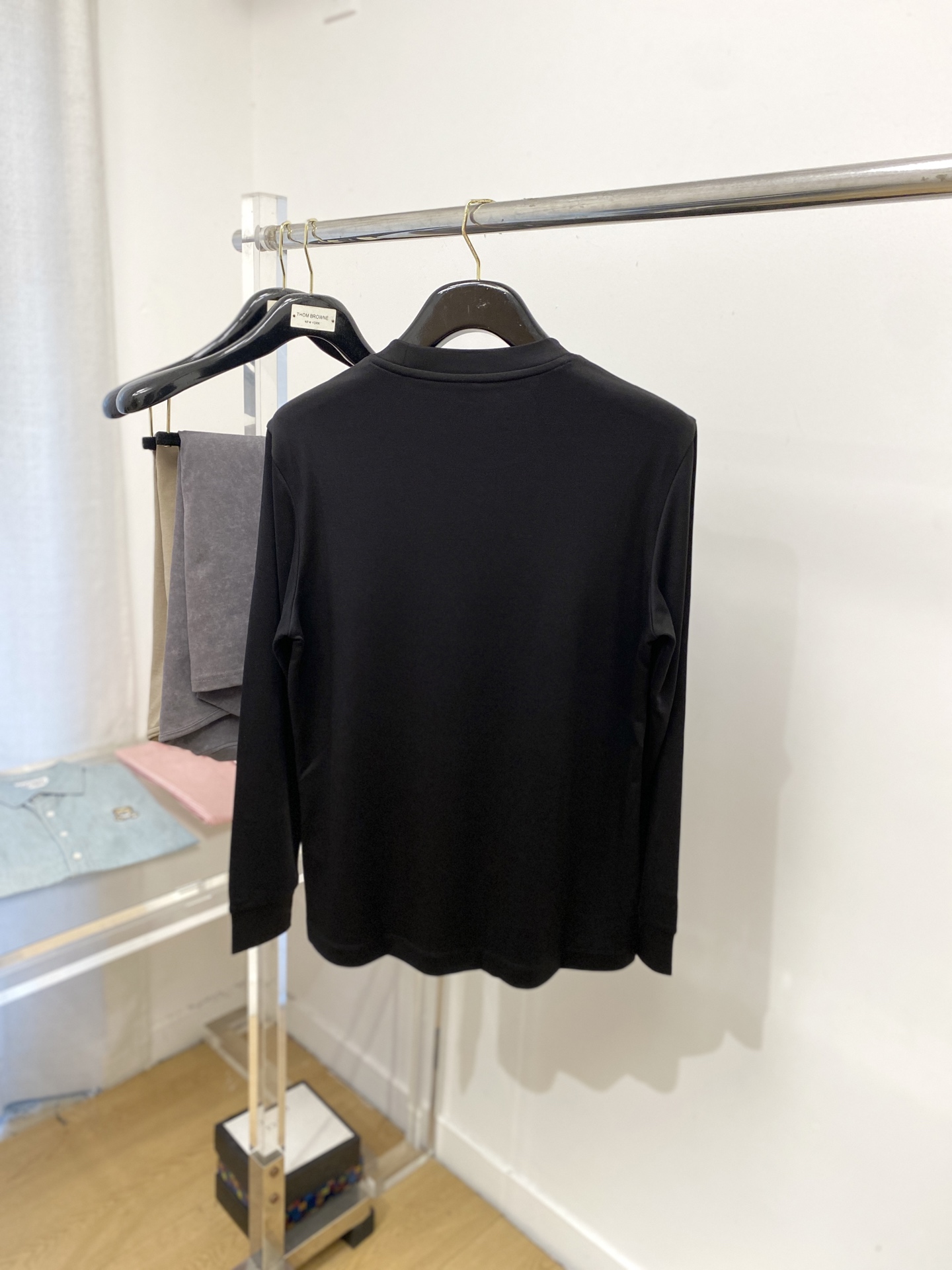 巴宝莉、2025新品长袖打底，帅气时尚，胸口设计凹凸图案logo，简约百搭款。面料棉 不仅挺括，保持潮流