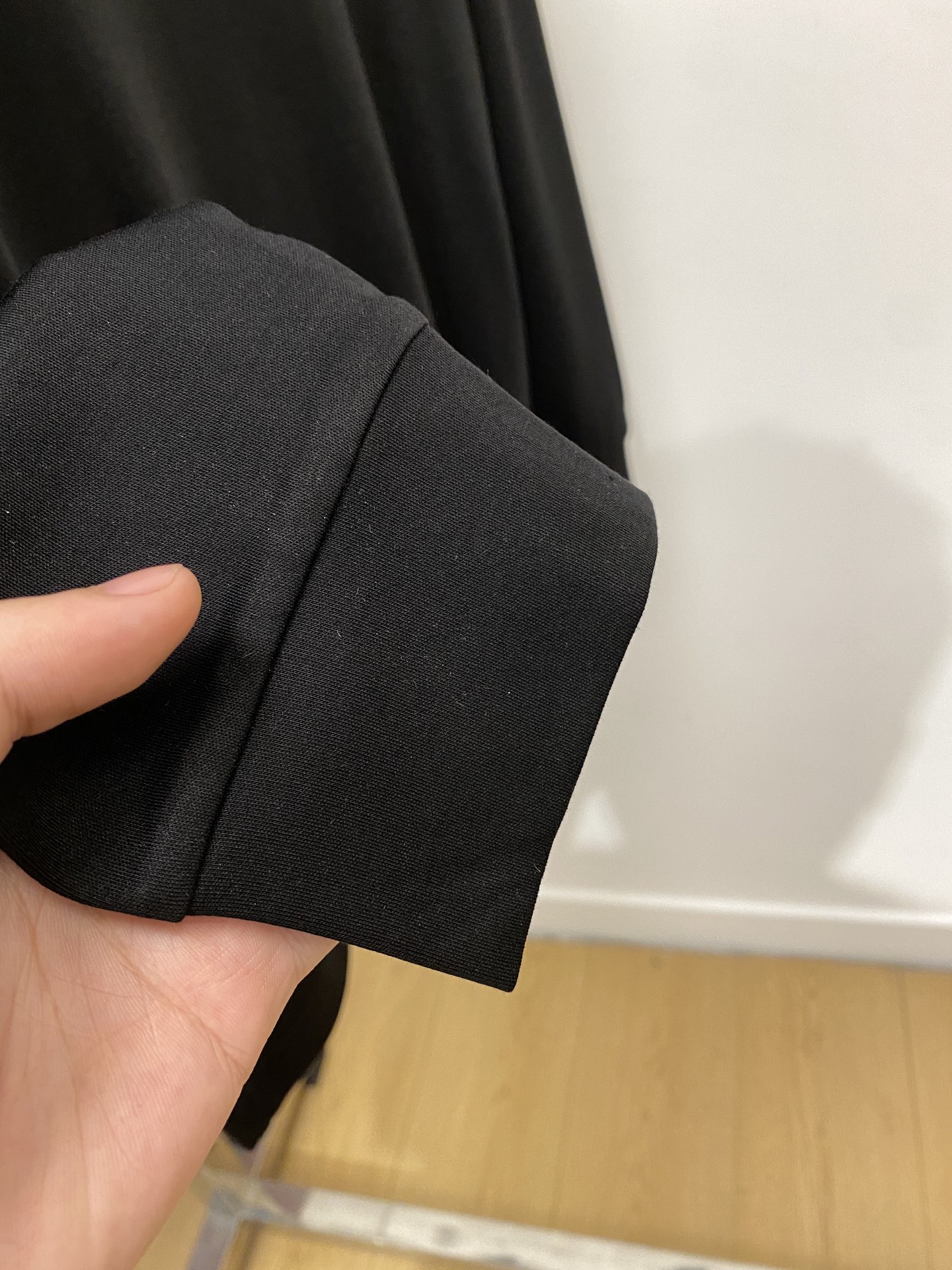 巴宝莉、2025新品长袖打底，帅气时尚，胸口设计凹凸图案logo，简约百搭款。面料棉 不仅挺括，保持潮流