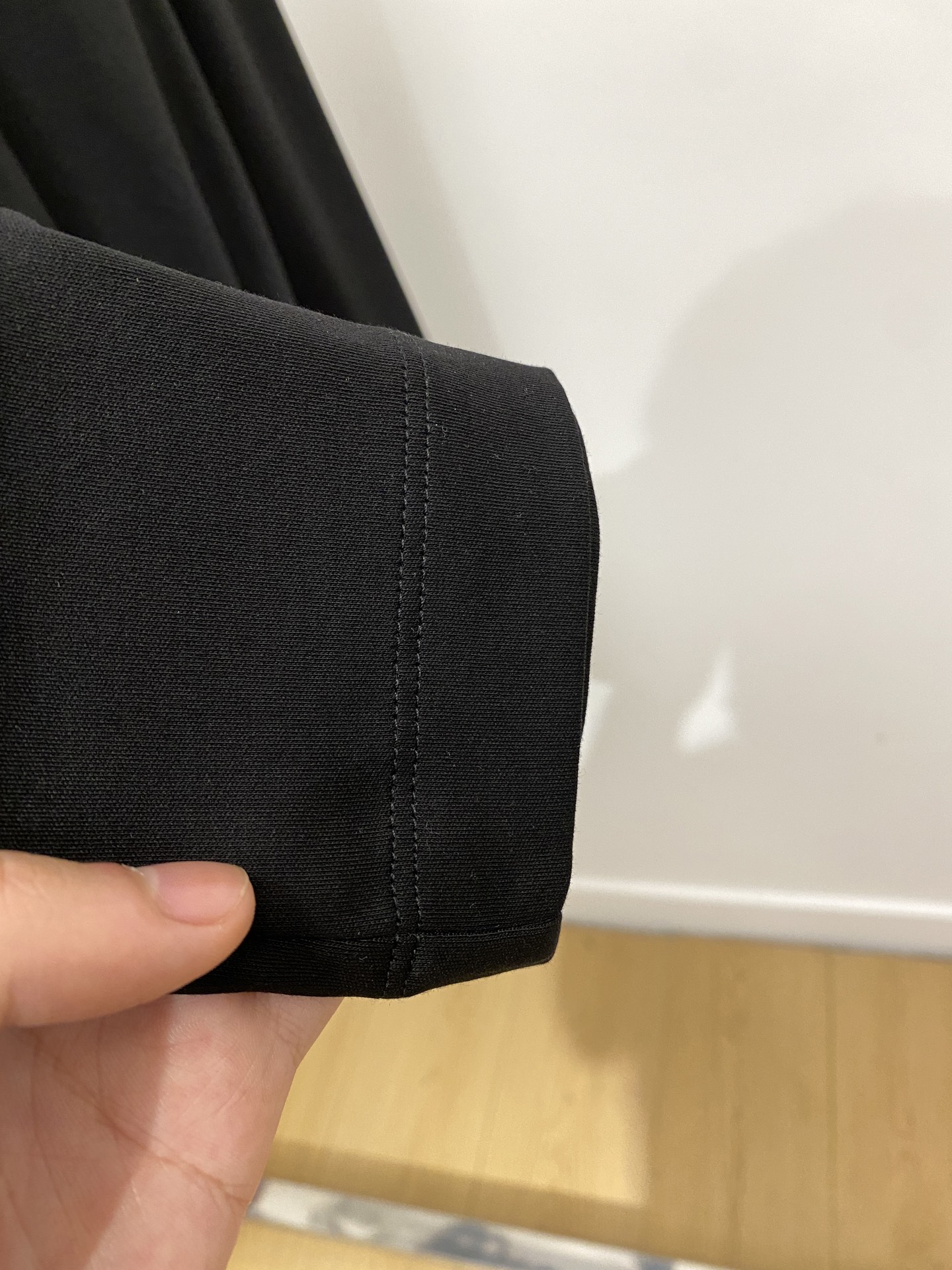 巴宝莉、2025新品长袖打底，帅气时尚，胸口设计凹凸图案logo，简约百搭款。面料棉 不仅挺括，保持潮流