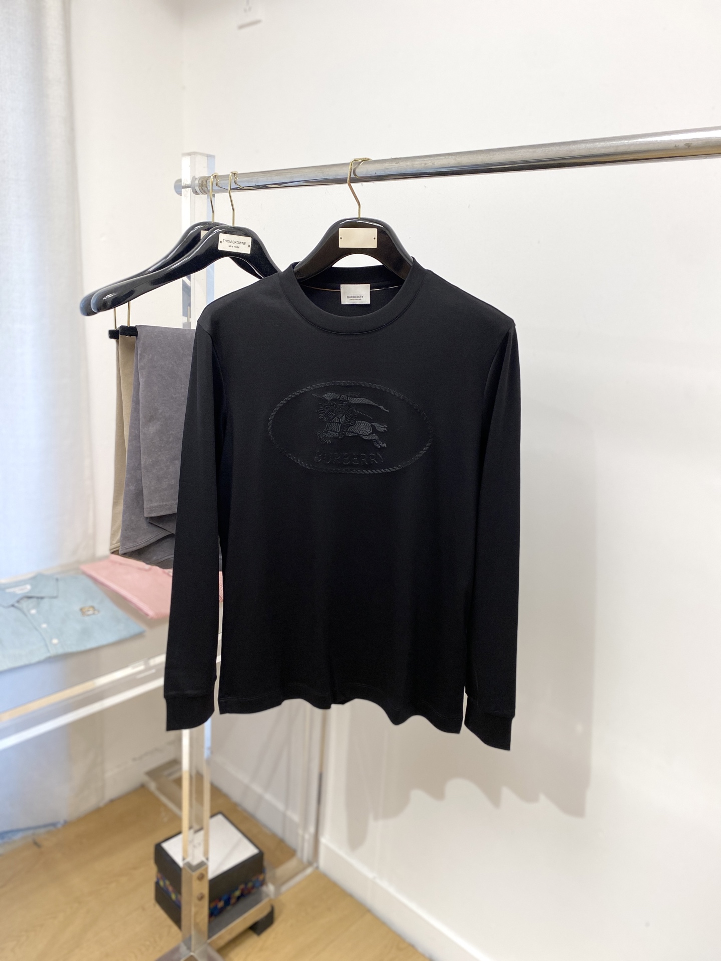 NO:515061,Burberry, 2025 new long-sleeved base, handsome and fashionable, exquisite embroidered pattern logo on the chest, simple and versatile style. The fabric cotton is not only crisp, maintains a fashionable silhouette, but also comfortable to wear, and the yarn is more delicate, the number M-3XL, burberry, alexander wang19860909巴宝莉、2025新品长袖打底,帅气时尚,胸口精致刺绣图案logo,简约百搭款.面料棉 不仅挺括,保持潮流的廓形,又穿着舒适,纱织更细腻,码数M-3XL,,burberry,alexander wang,Men's clothing