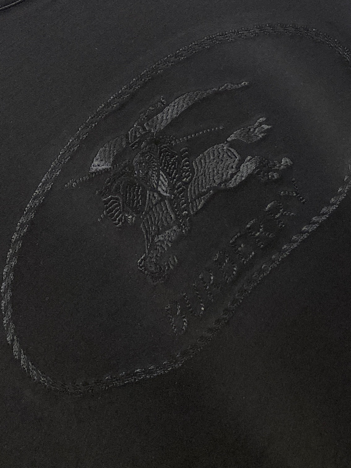 巴宝莉、2025新品长袖打底，帅气时尚，胸口精致刺绣图案logo，简约百搭款。面料棉 不仅挺括，保持潮流