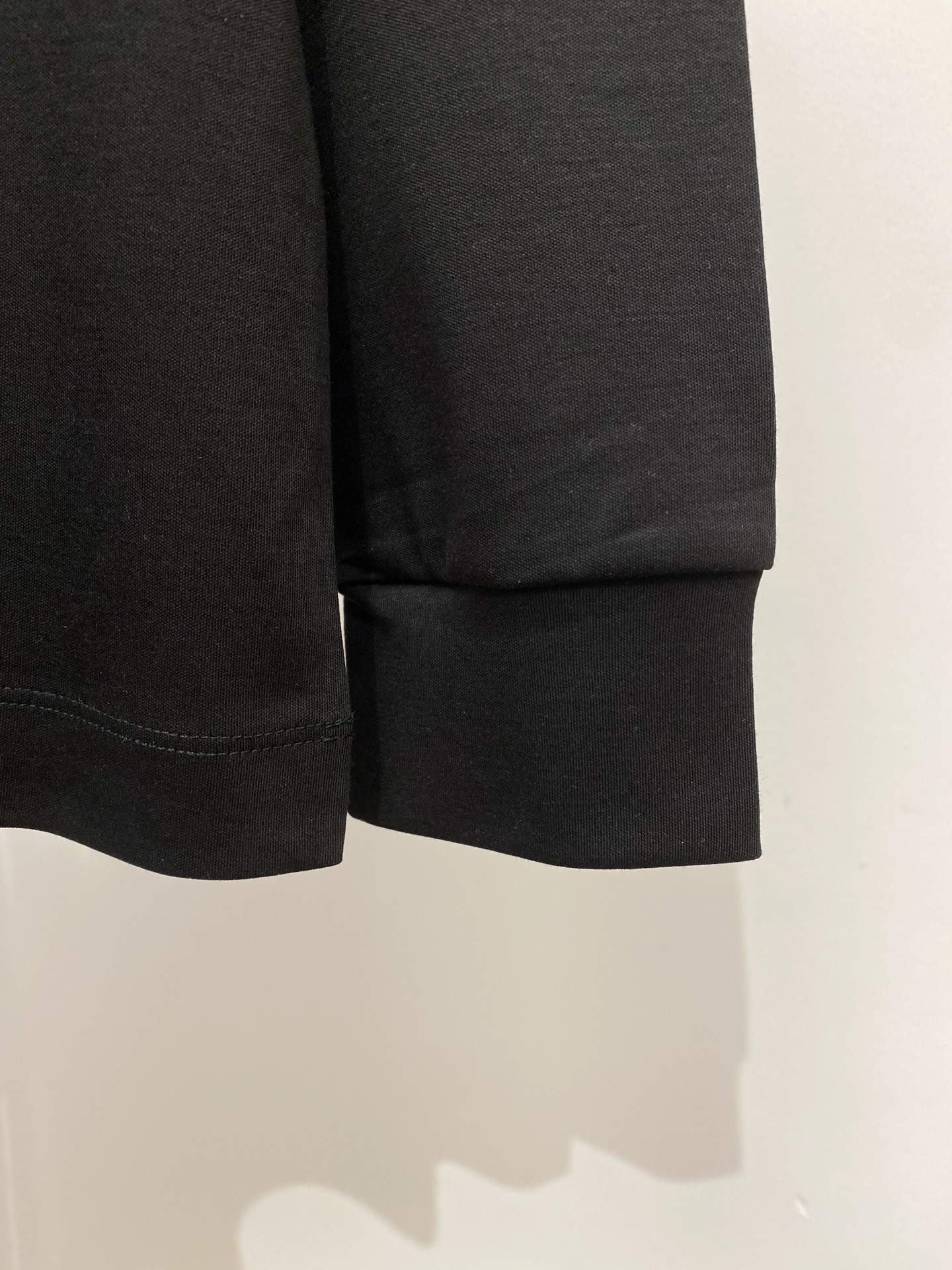 巴宝莉、2025新品长袖打底，帅气时尚，胸口设计凹凸图案logo，简约百搭款。面料棉 不仅挺括，保持潮流