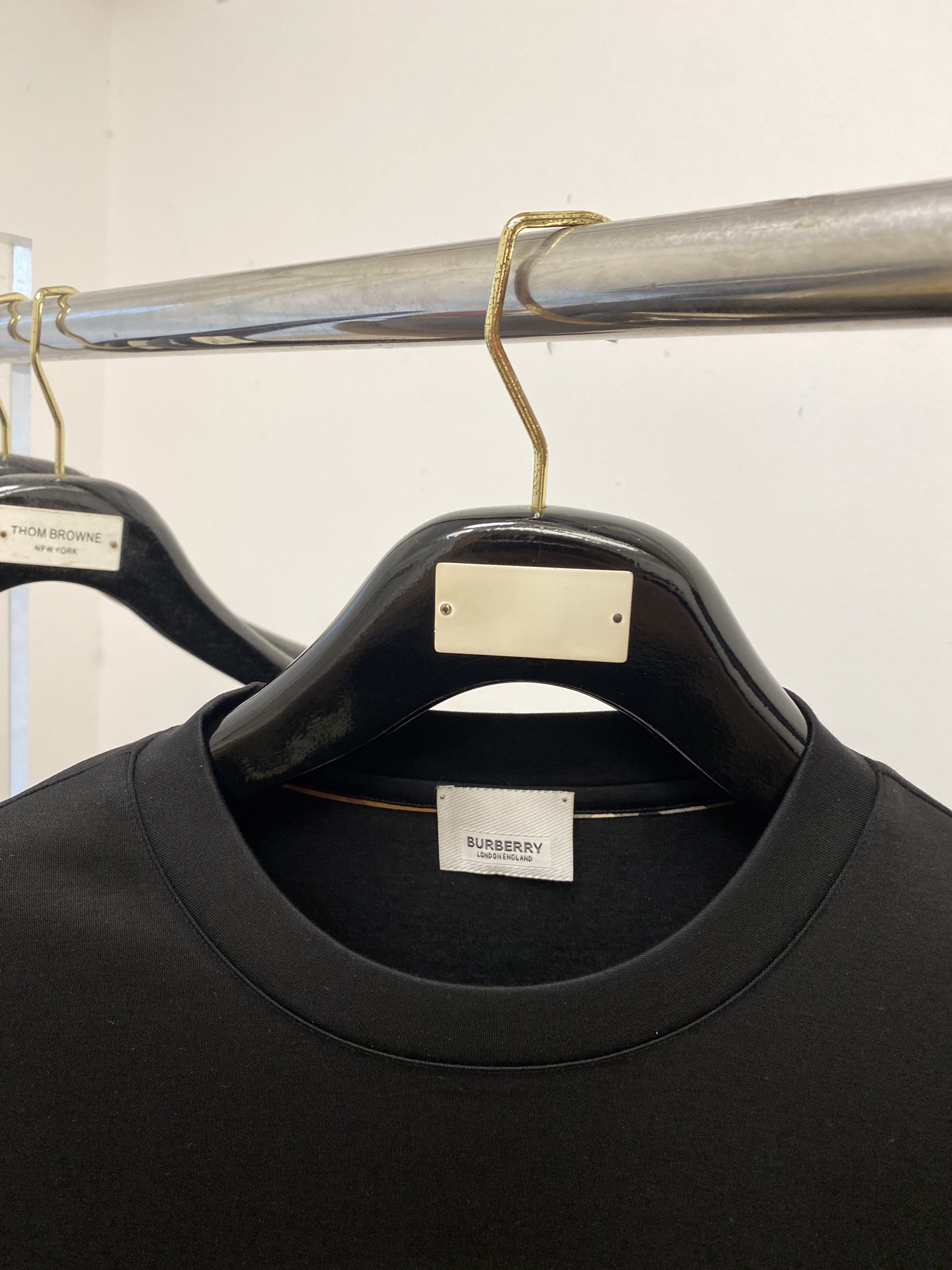 巴宝莉、2025新品长袖打底，帅气时尚，胸口精致刺绣图案logo，简约百搭款。面料棉 不仅挺括，保持潮流