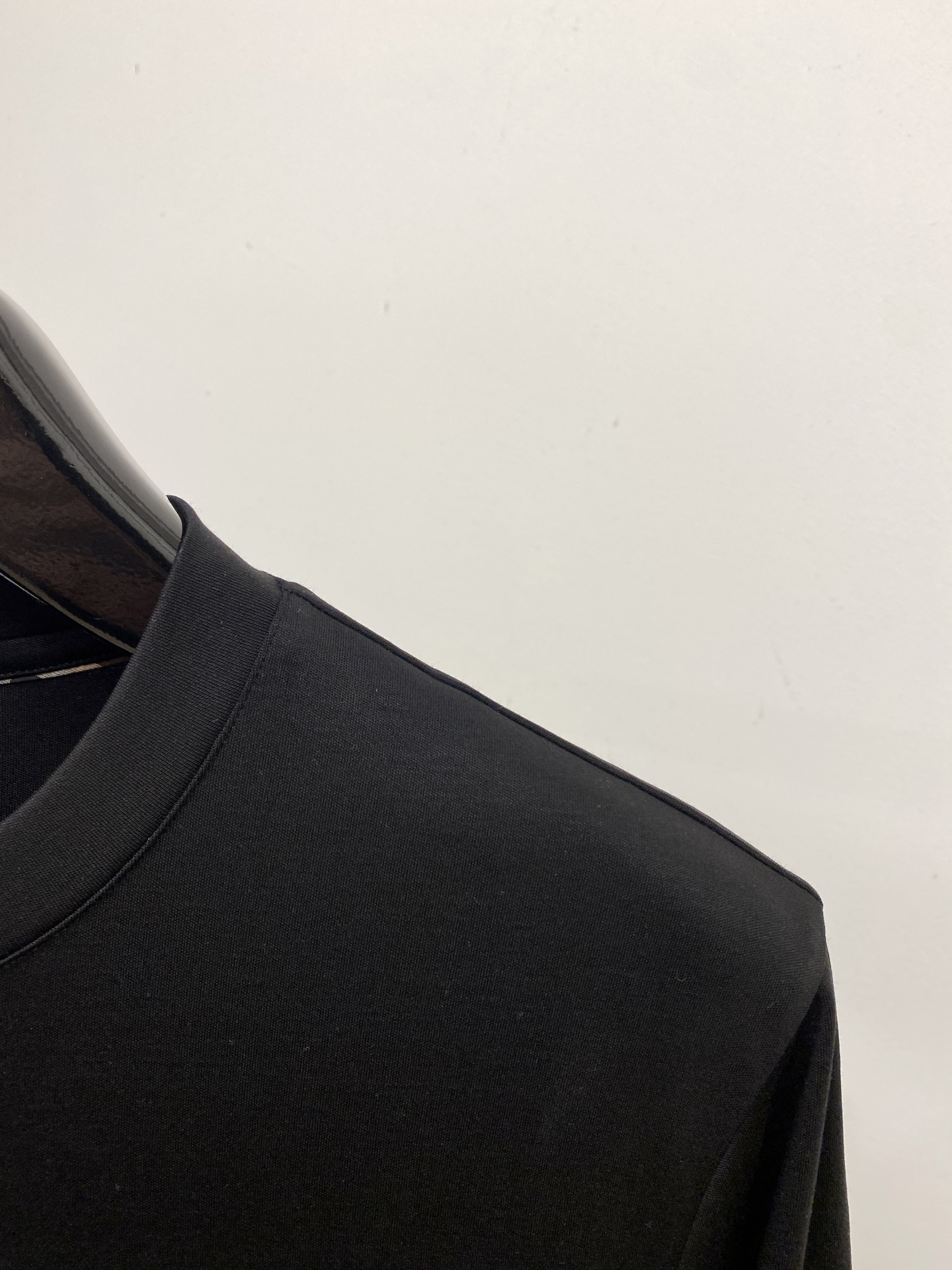 巴宝莉、2025新品长袖打底，帅气时尚，胸口精致刺绣图案logo，简约百搭款。面料棉 不仅挺括，保持潮流