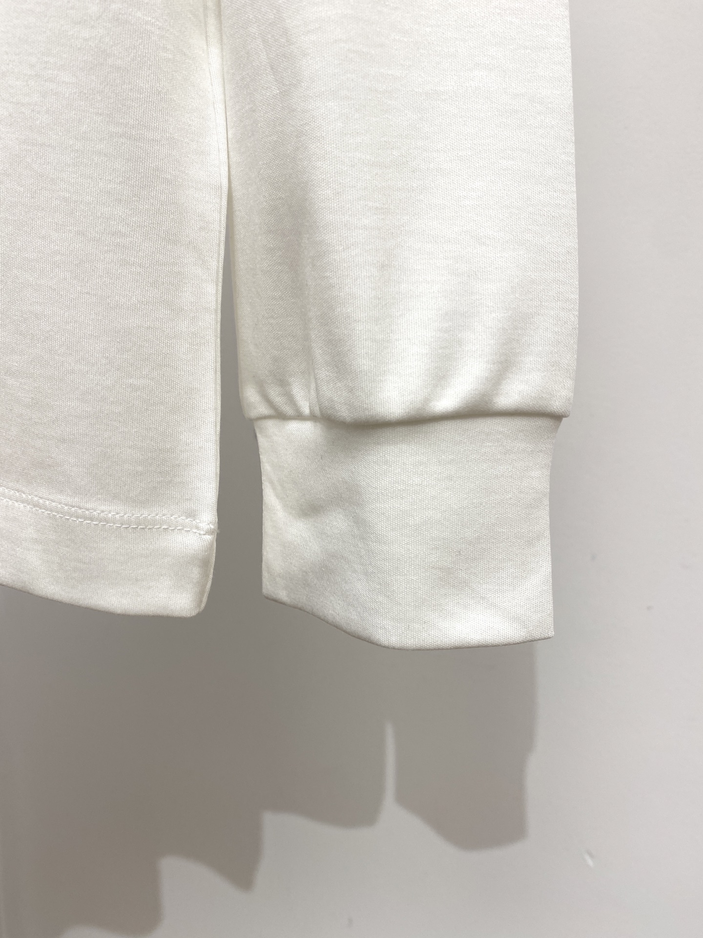 巴宝莉、2025新品长袖打底，帅气时尚，胸口设计凹凸图案logo，简约百搭款。面料棉 不仅挺括，保持潮流