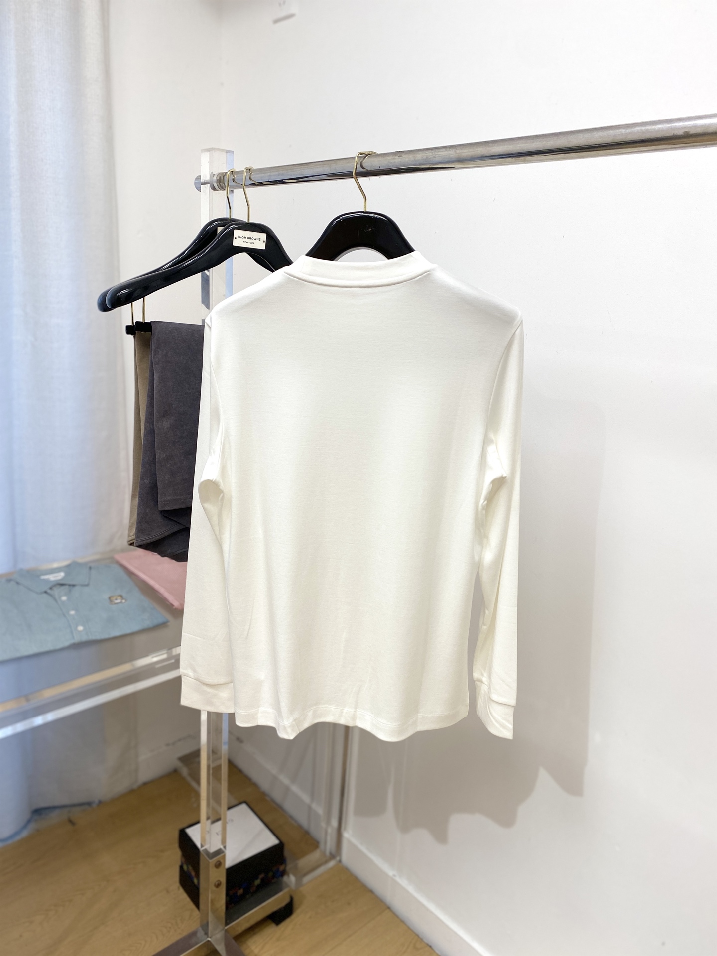 巴宝莉、2025新品长袖打底，帅气时尚，胸口设计凹凸图案logo，简约百搭款。面料棉 不仅挺括，保持潮流