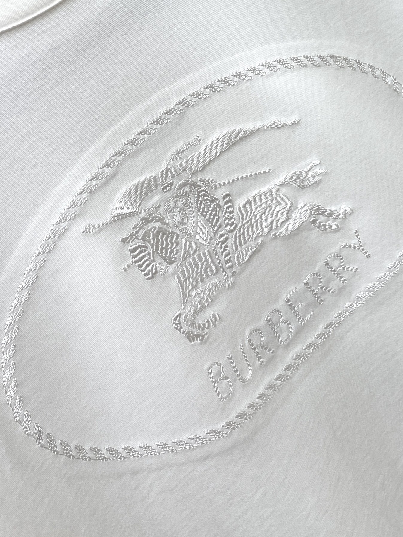 巴宝莉、2025新品长袖打底，帅气时尚，胸口精致刺绣图案logo，简约百搭款。面料棉 不仅挺括，保持潮流