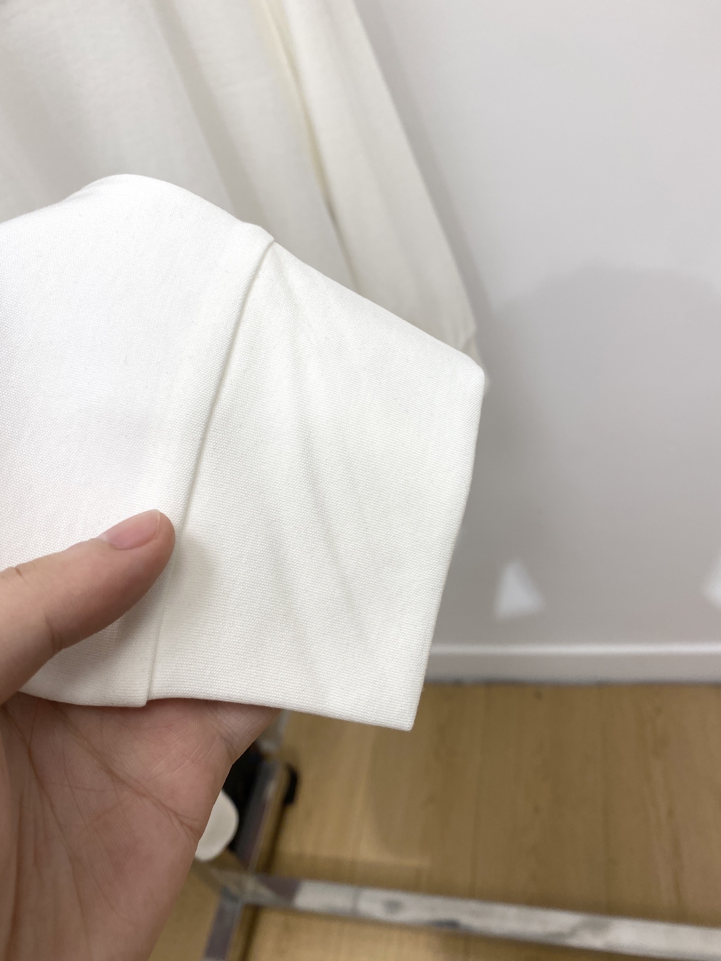 巴宝莉、2025新品长袖打底，帅气时尚，胸口设计凹凸图案logo，简约百搭款。面料棉 不仅挺括，保持潮流