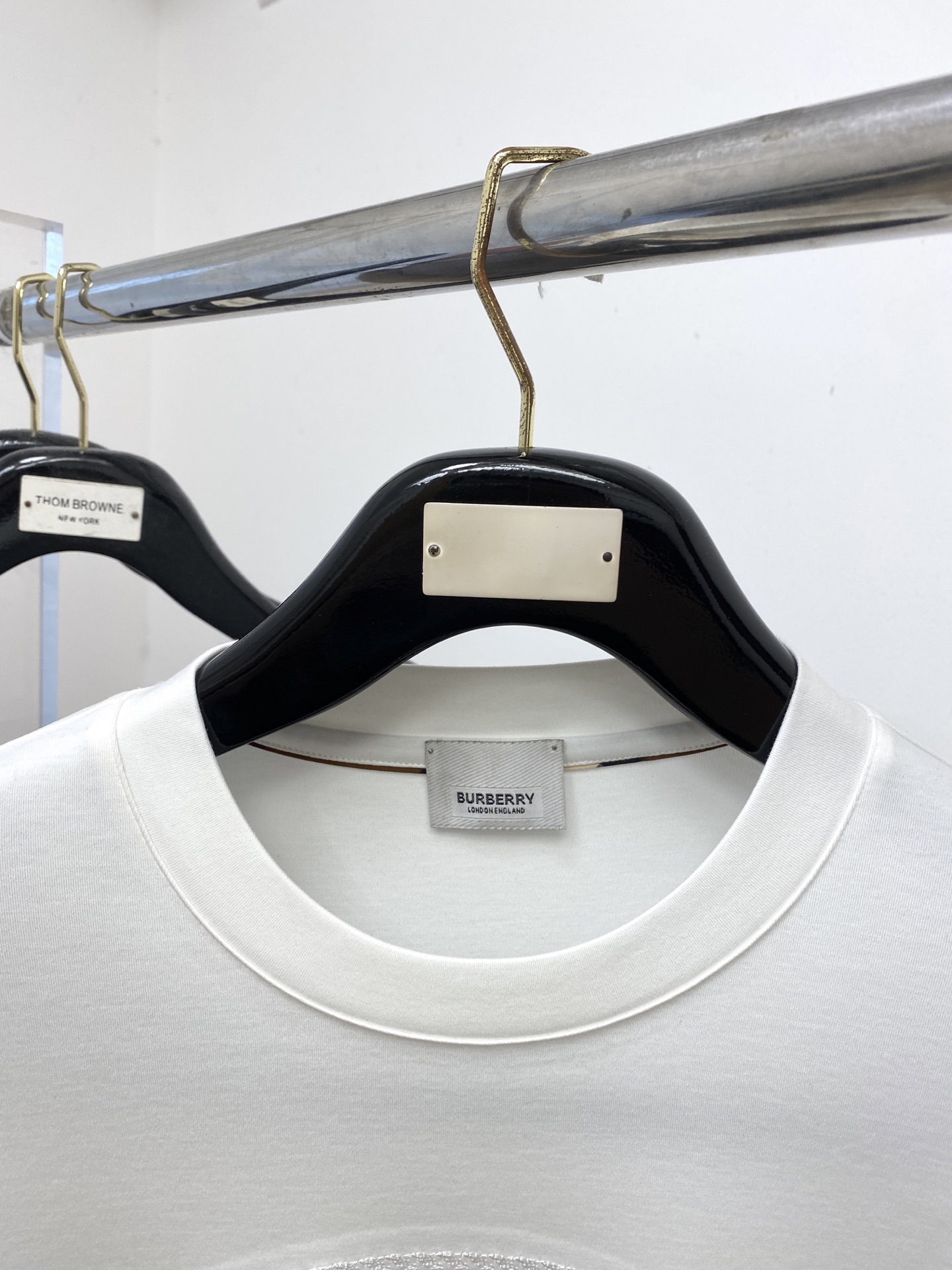 巴宝莉、2025新品长袖打底，帅气时尚，胸口精致刺绣图案logo，简约百搭款。面料棉 不仅挺括，保持潮流