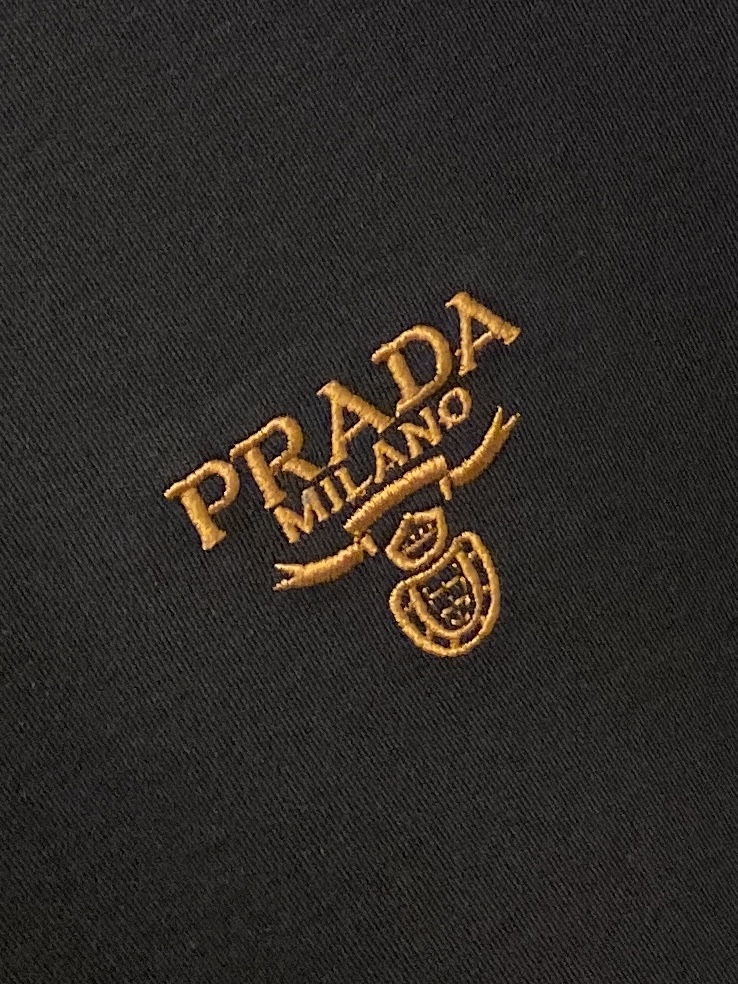 普拉达、2025新品长袖打底，帅气时尚，胸前精致刺绣字母logo，简约百搭款。面料棉 不仅挺括，保持潮流