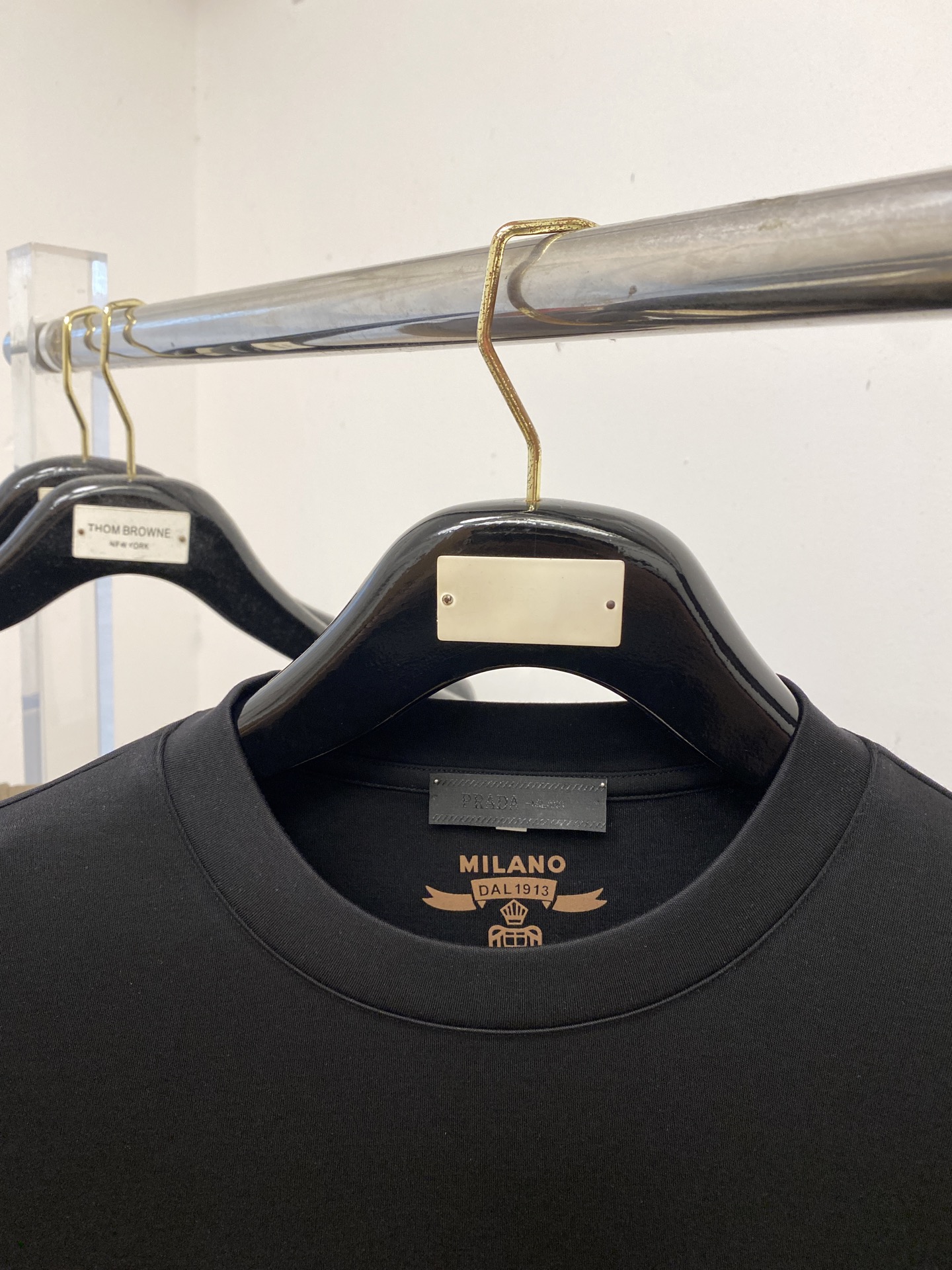 普拉达、2025新品长袖打底，帅气时尚，胸前精致刺绣字母logo，简约百搭款。面料棉 不仅挺括，保持潮流