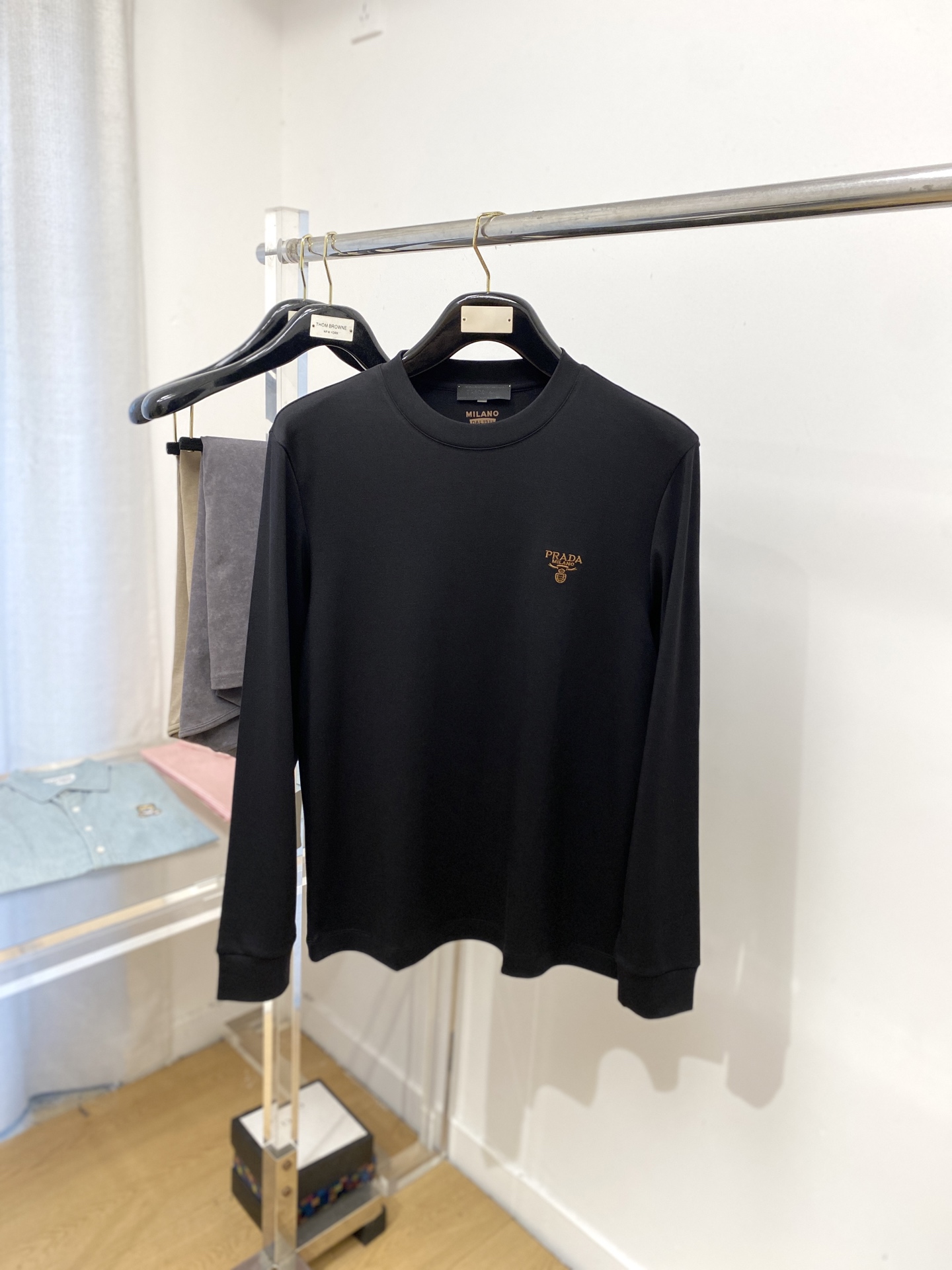 NO:516549,Prada, 2025 new long-sleeved base, handsome and fashionable, exquisite embroidered letter logo on the chest, simple and versatile style. The fabric cotton is not only crisp, maintains the trendy silhouette, but also comfortable to wear, and the yarn is more delicate, the number M-3XL, prada, alexander wang19860909普拉达、2025新品长袖打底,帅气时尚,胸前精致刺绣字母logo,简约百搭款.面料棉 不仅挺括,保持潮流的廓形,又穿着舒适,纱织更细腻,码数M-3XL,,prada,alexander wang,Men's clothing