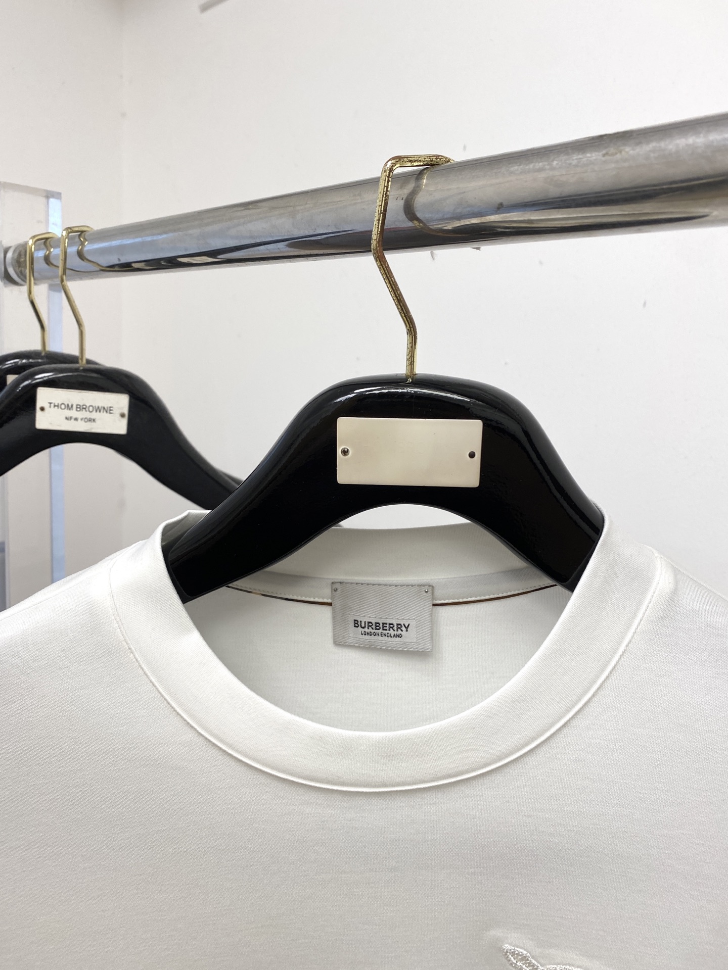 巴宝莉、2025新品长袖打底，帅气时尚，胸前精致刺绣图案logo，简约百搭款。面料棉 不仅挺括，保持潮流