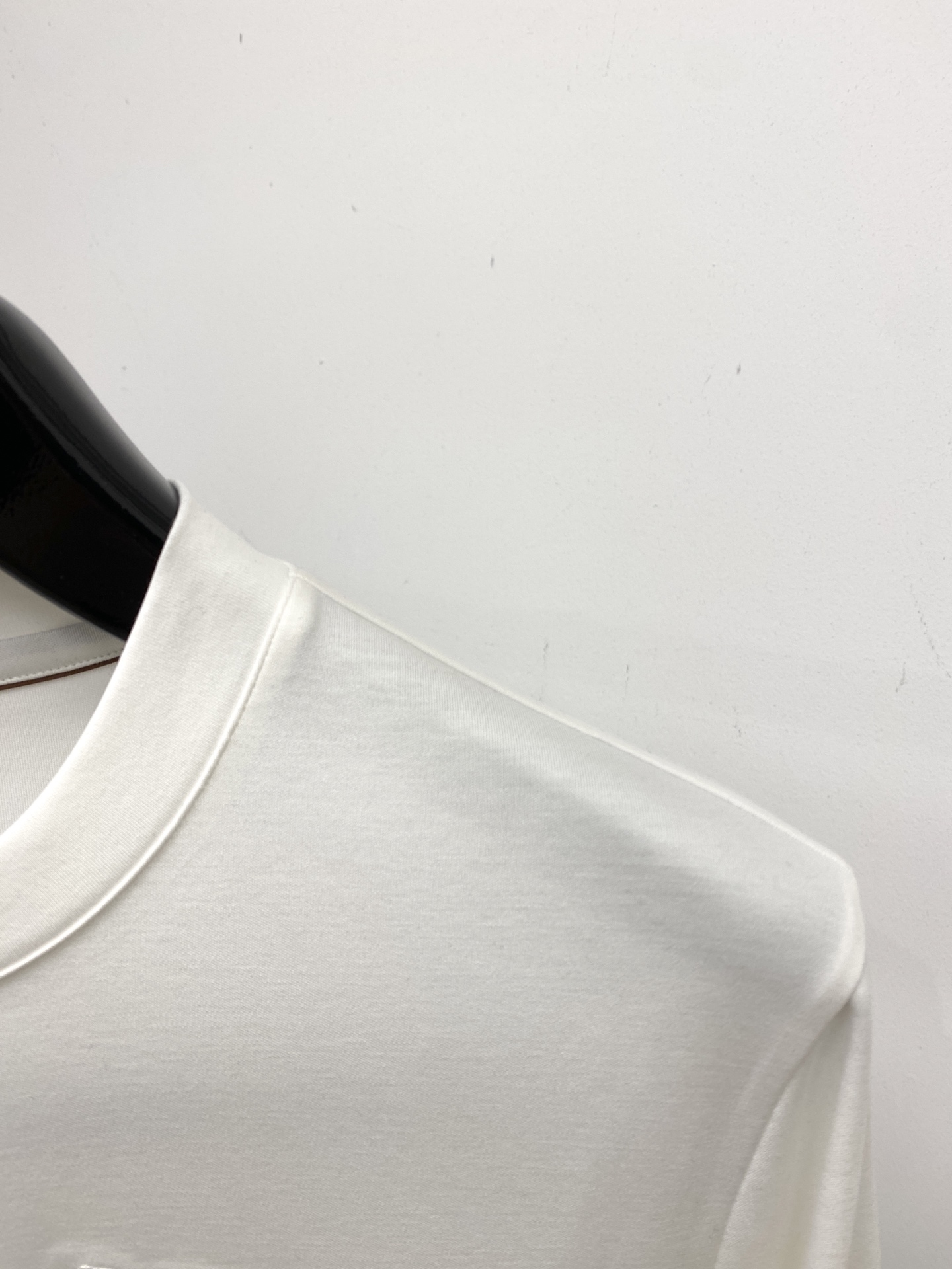 巴宝莉、2025新品长袖打底，帅气时尚，胸前精致刺绣图案logo，简约百搭款。面料棉 不仅挺括，保持潮流