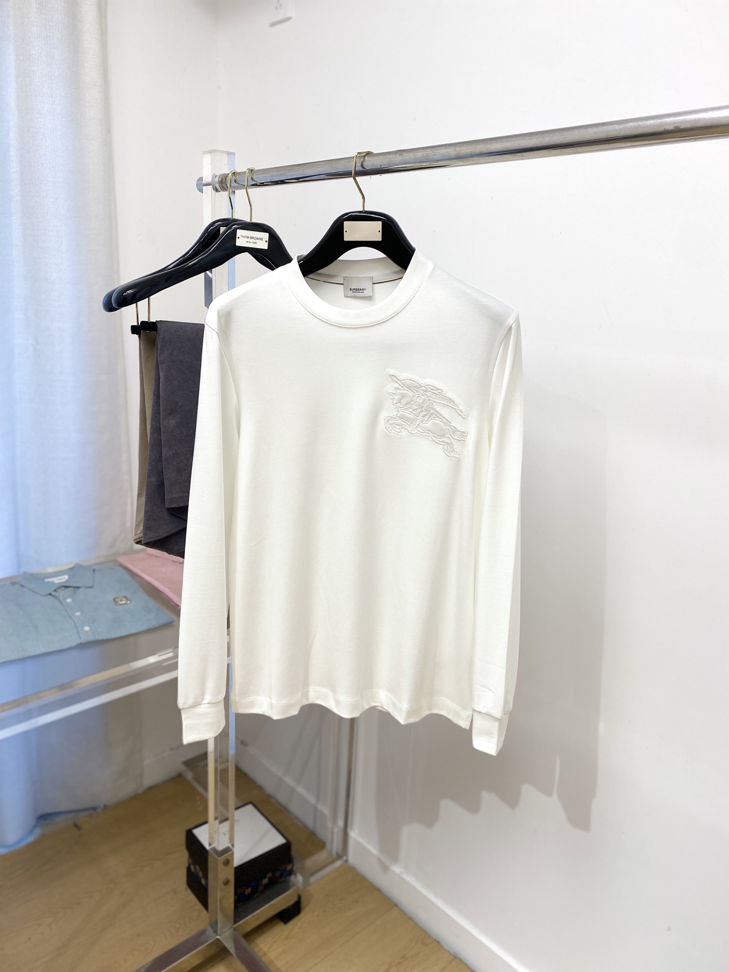 NO:516552,Burberry, 2025 new long-sleeved base, handsome and fashionable, exquisite embroidered pattern logo on the chest, simple and versatile style. The fabric cotton is not only crisp, maintains the trendy silhouette, but also comfortable to wear, and the yarn is more delicate, the number M-3XL, burberry, alexander wang19860909巴宝莉、2025新品长袖打底,帅气时尚,胸前精致刺绣图案logo,简约百搭款.面料棉 不仅挺括,保持潮流的廓形,又穿着舒适,纱织更细腻,码数M-3XL,,burberry,alexander wang,Men's clothing