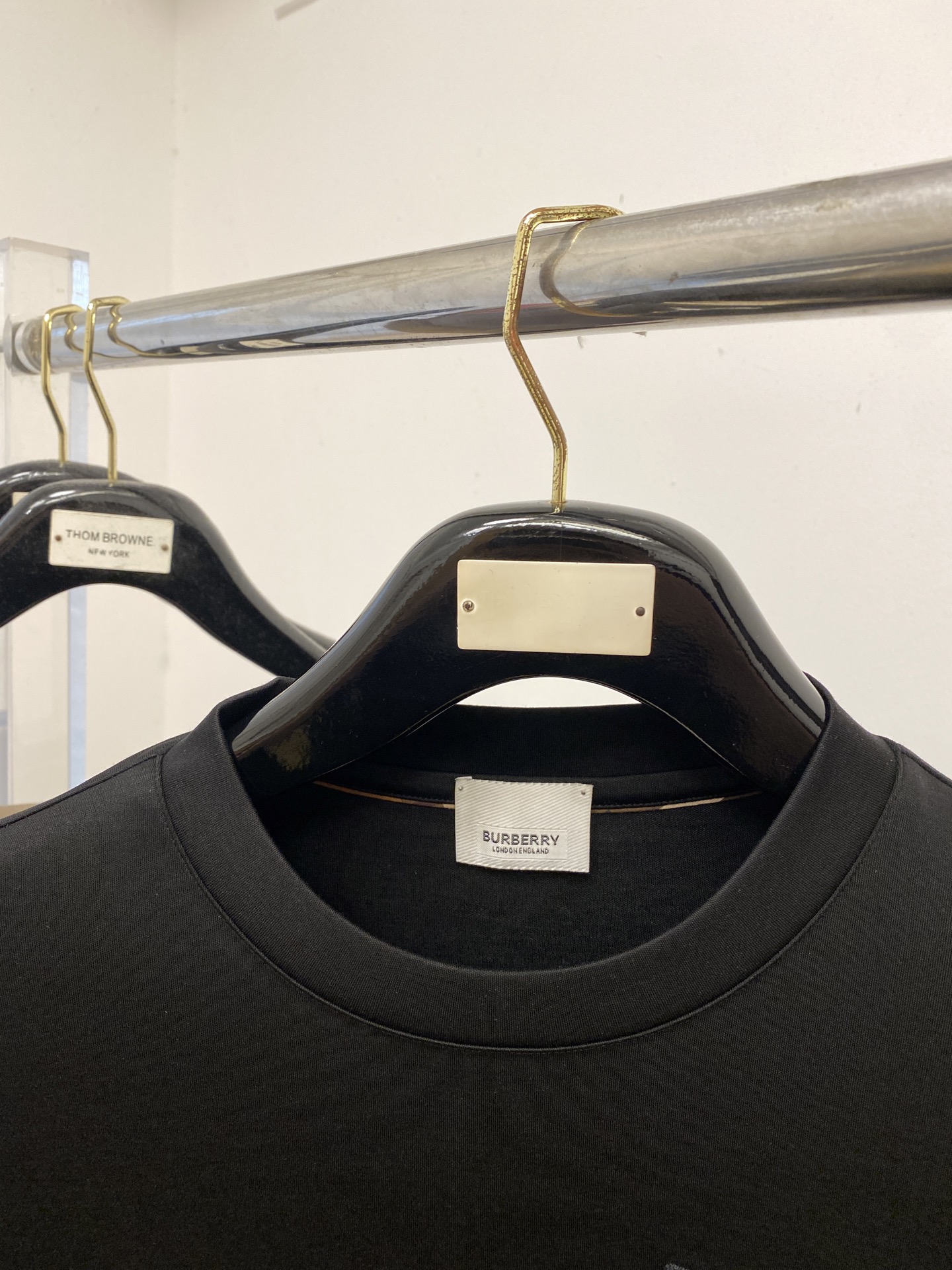 巴宝莉、2025新品长袖打底，帅气时尚，胸前精致刺绣图案logo，简约百搭款。面料棉 不仅挺括，保持潮流