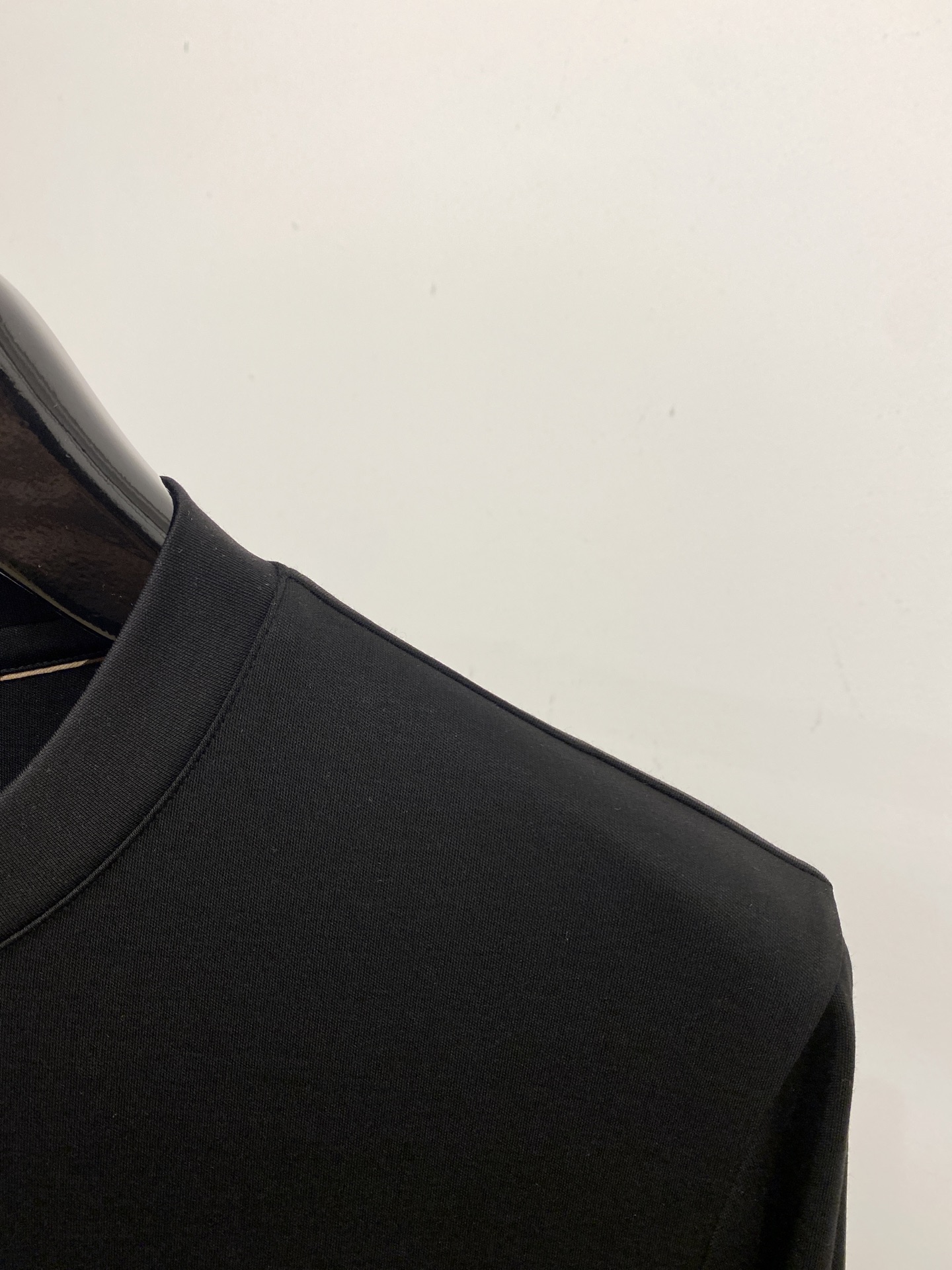 巴宝莉、2025新品长袖打底，帅气时尚，胸前精致刺绣图案logo，简约百搭款。面料棉 不仅挺括，保持潮流