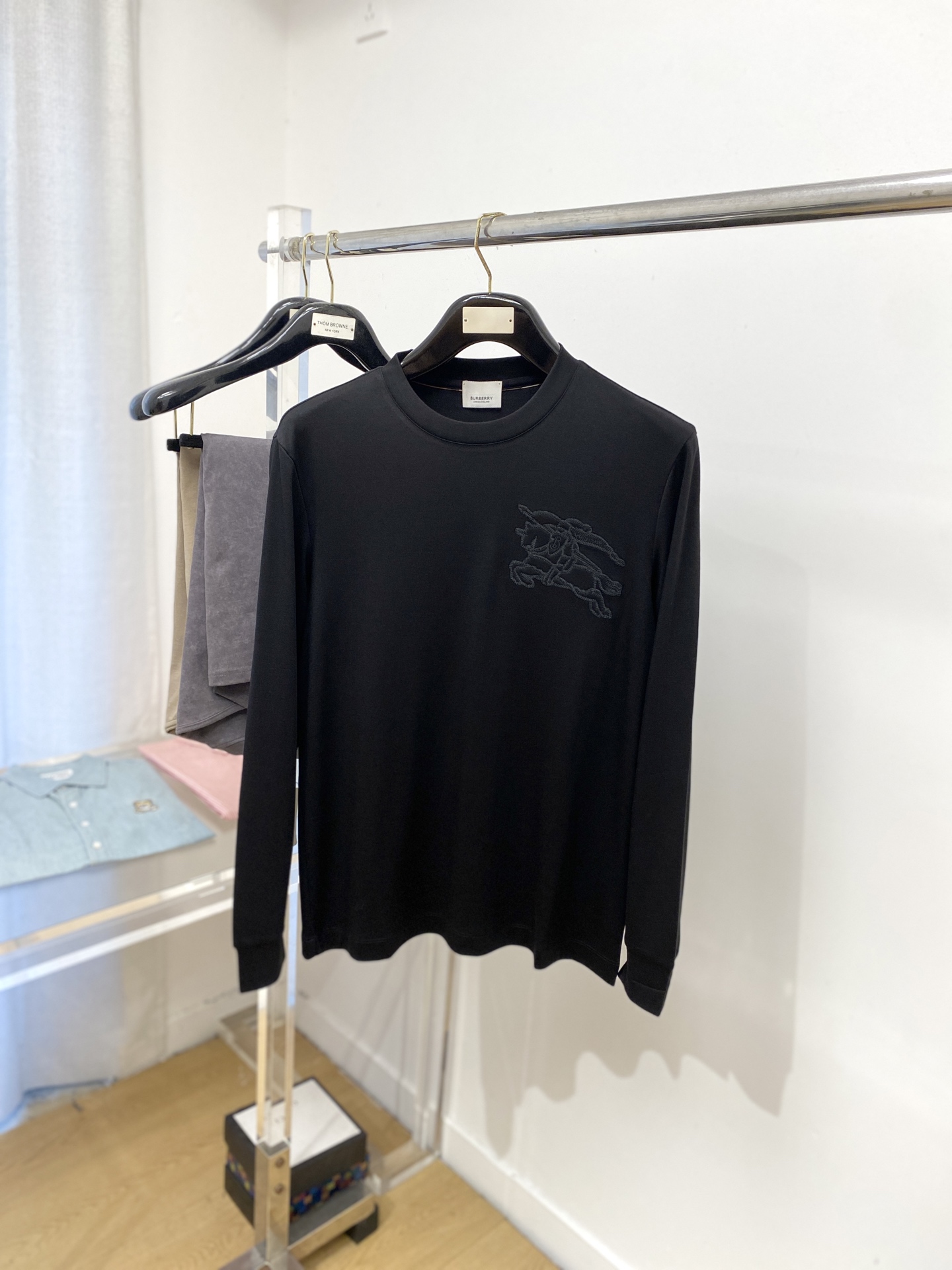 NO:515062,Burberry, 2025 new long-sleeved base, handsome and fashionable, exquisite embroidered pattern logo on the chest, simple and versatile style. The fabric cotton is not only crisp, maintains the trendy silhouette, but also comfortable to wear, and the yarn is more delicate, the number M-3XL, burberry, alexander wang19860909巴宝莉、2025新品长袖打底,帅气时尚,胸前精致刺绣图案logo,简约百搭款.面料棉 不仅挺括,保持潮流的廓形,又穿着舒适,纱织更细腻,码数M-3XL,,burberry,alexander wang,Men's clothing