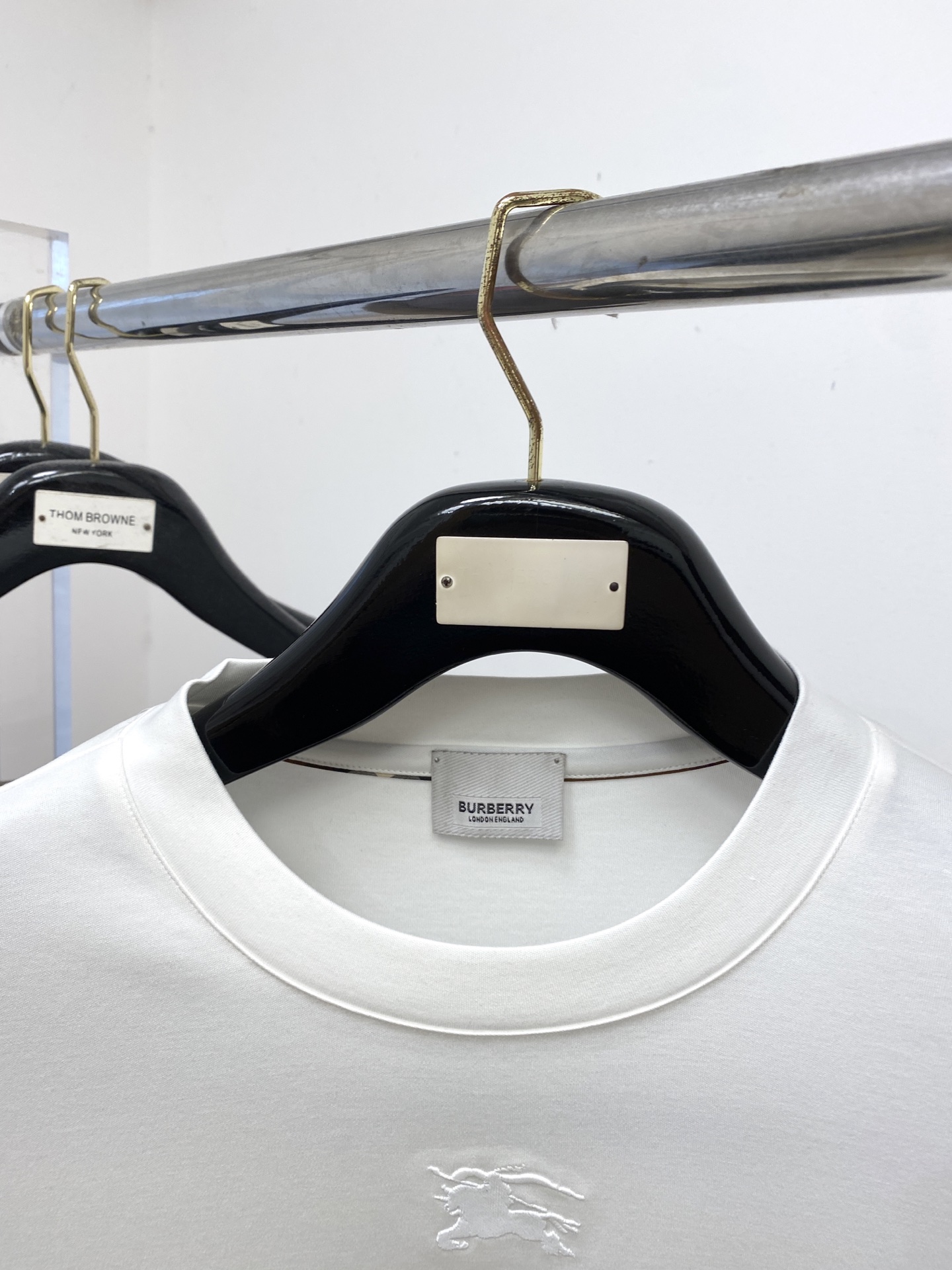 巴宝莉、2025新品长袖打底，帅气时尚，胸口设计凹凸图案logo，简约百搭款。面料棉 不仅挺括，保持潮流