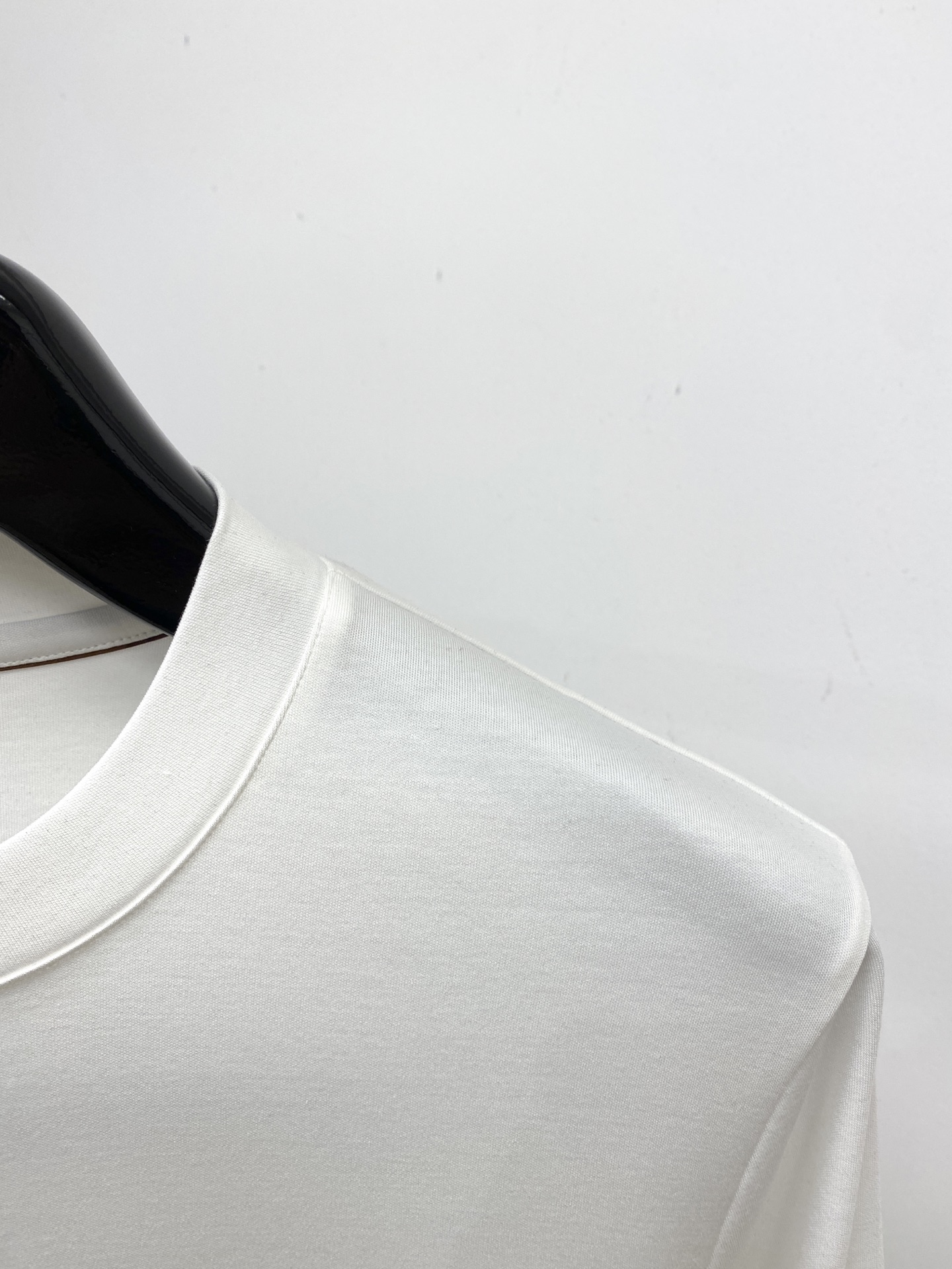 巴宝莉、2025新品长袖打底，帅气时尚，胸口设计凹凸图案logo，简约百搭款。面料棉 不仅挺括，保持潮流