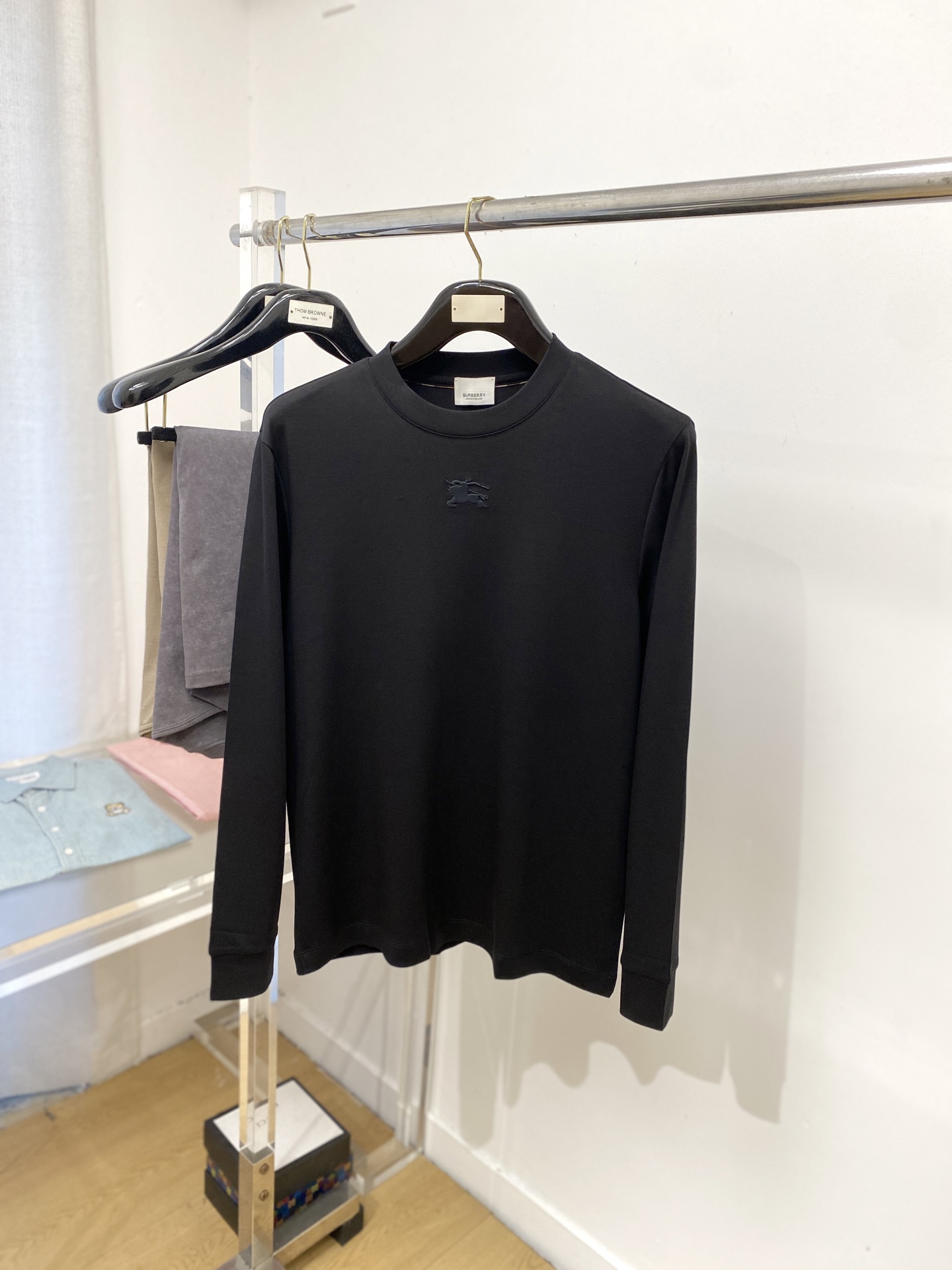 巴宝莉、2025新品长袖打底，帅气时尚，胸口设计凹凸图案logo，简约百搭款。面料棉 不仅挺括，保持潮流