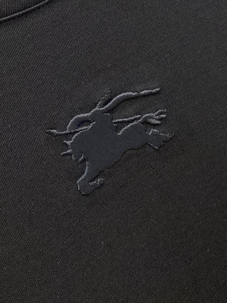 巴宝莉、2025新品长袖打底，帅气时尚，胸口设计凹凸图案logo，简约百搭款。面料棉 不仅挺括，保持潮流