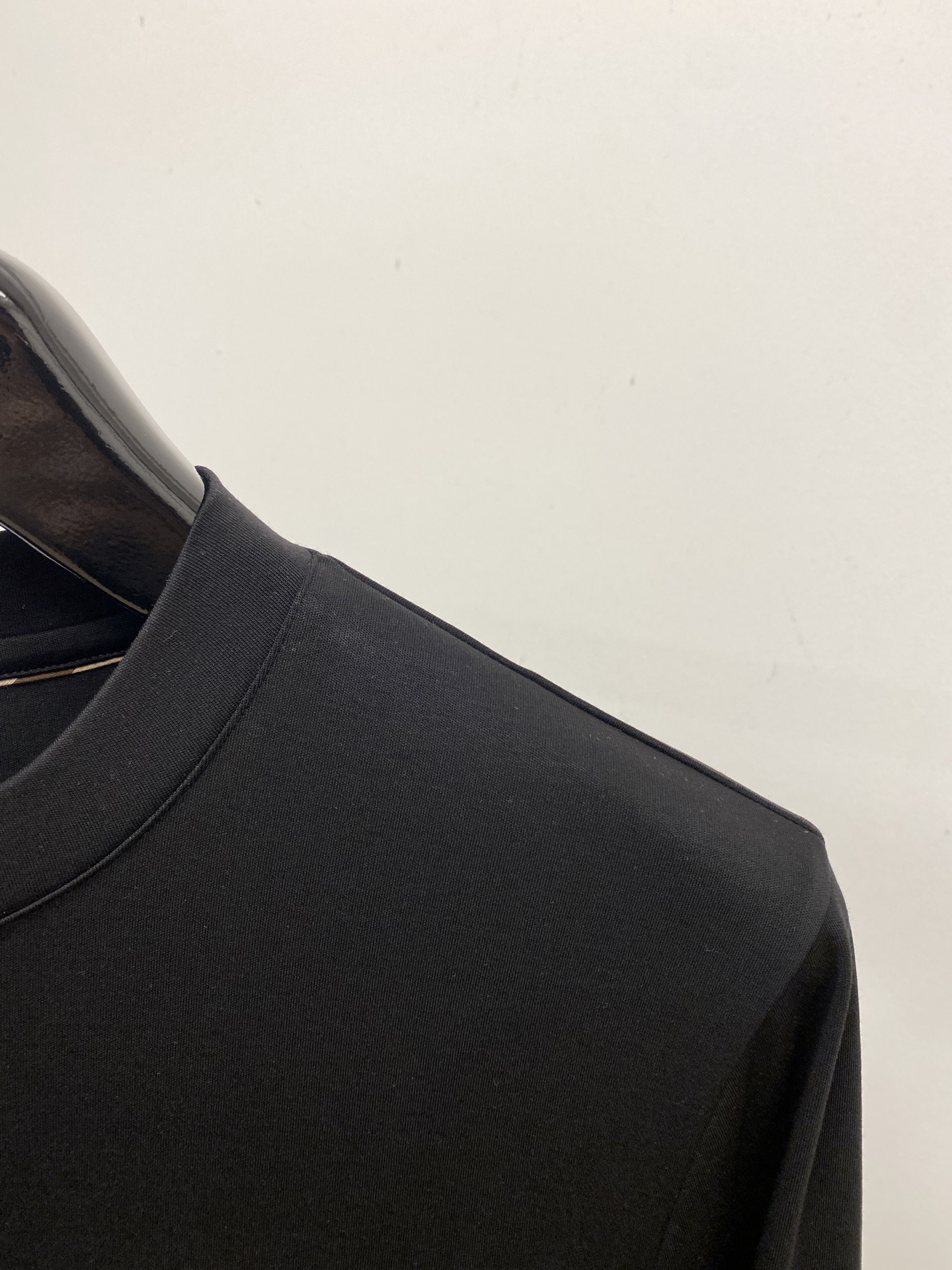 巴宝莉、2025新品长袖打底，帅气时尚，胸口设计凹凸图案logo，简约百搭款。面料棉 不仅挺括，保持潮流