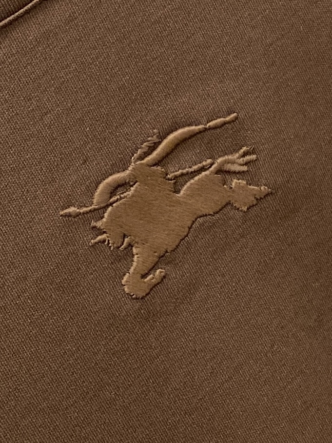 巴宝莉、2025新品长袖打底，帅气时尚，胸口设计凹凸图案logo，简约百搭款。面料棉 不仅挺括，保持潮流