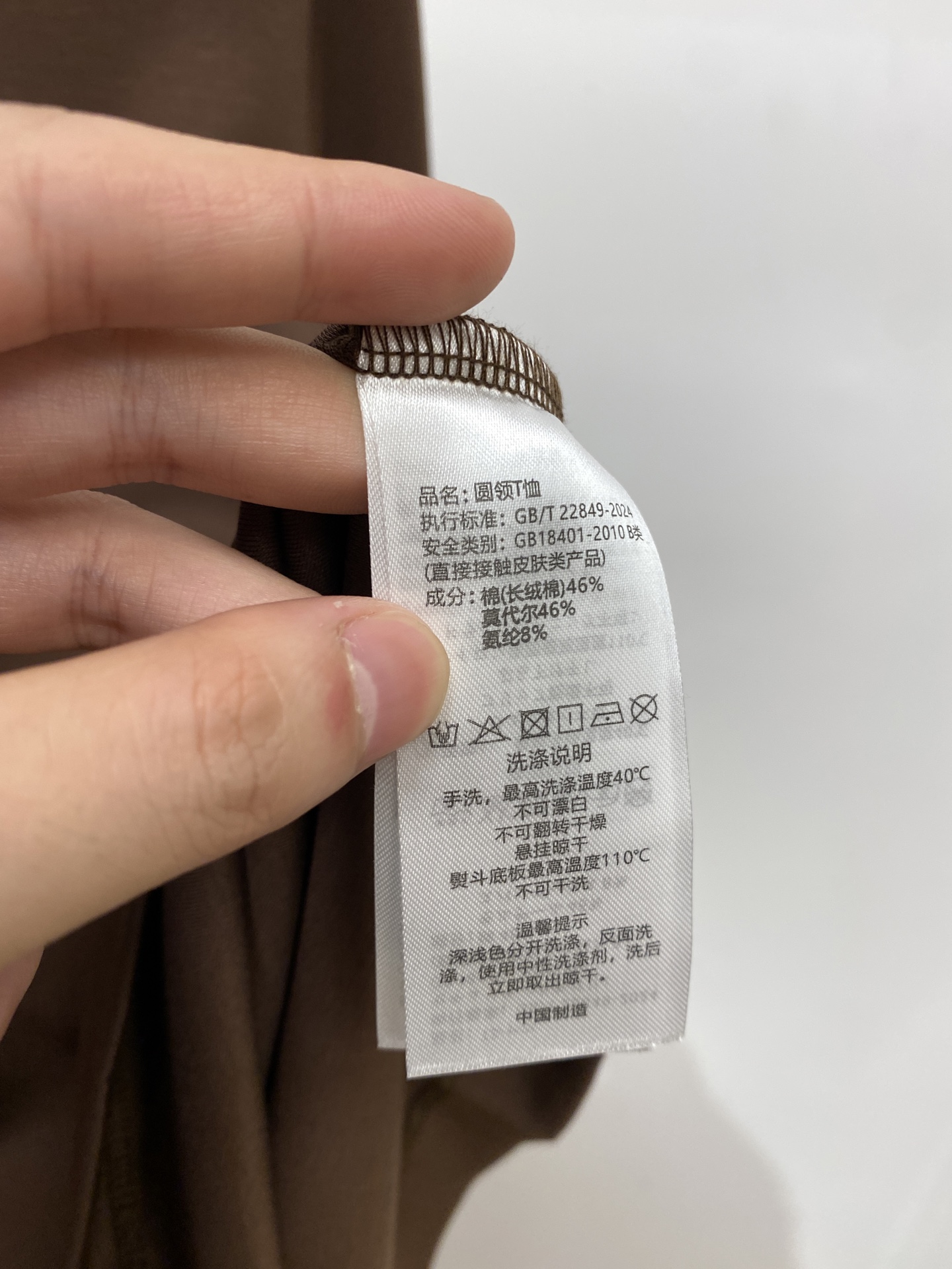 巴宝莉、2025新品长袖打底，帅气时尚，胸口设计凹凸图案logo，简约百搭款。面料棉 不仅挺括，保持潮流