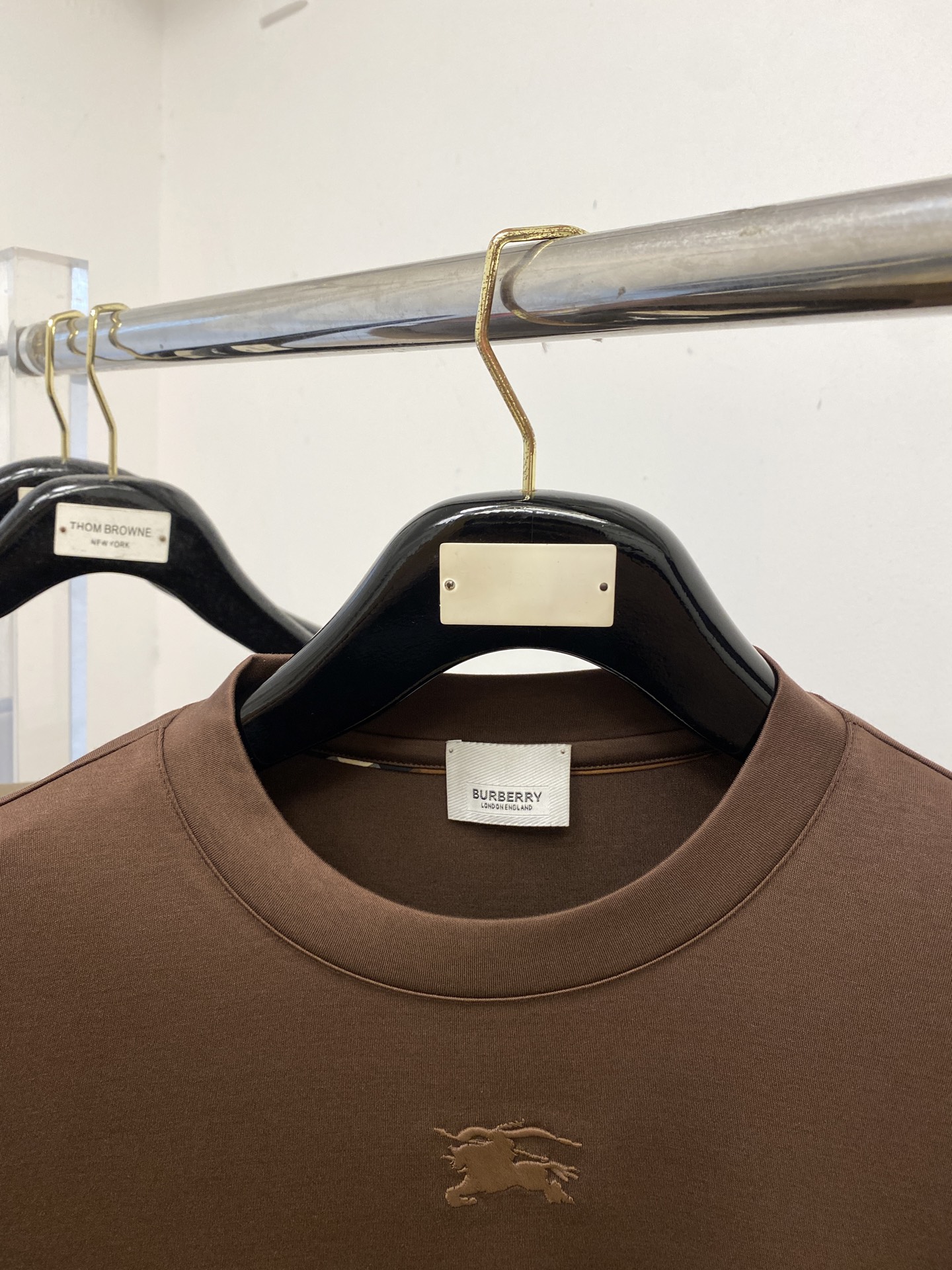 巴宝莉、2025新品长袖打底，帅气时尚，胸口设计凹凸图案logo，简约百搭款。面料棉 不仅挺括，保持潮流