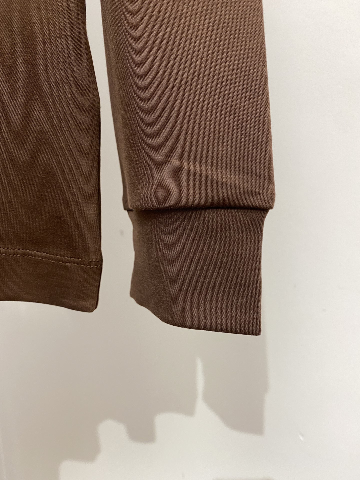 巴宝莉、2025新品长袖打底，帅气时尚，胸口设计凹凸图案logo，简约百搭款。面料棉 不仅挺括，保持潮流