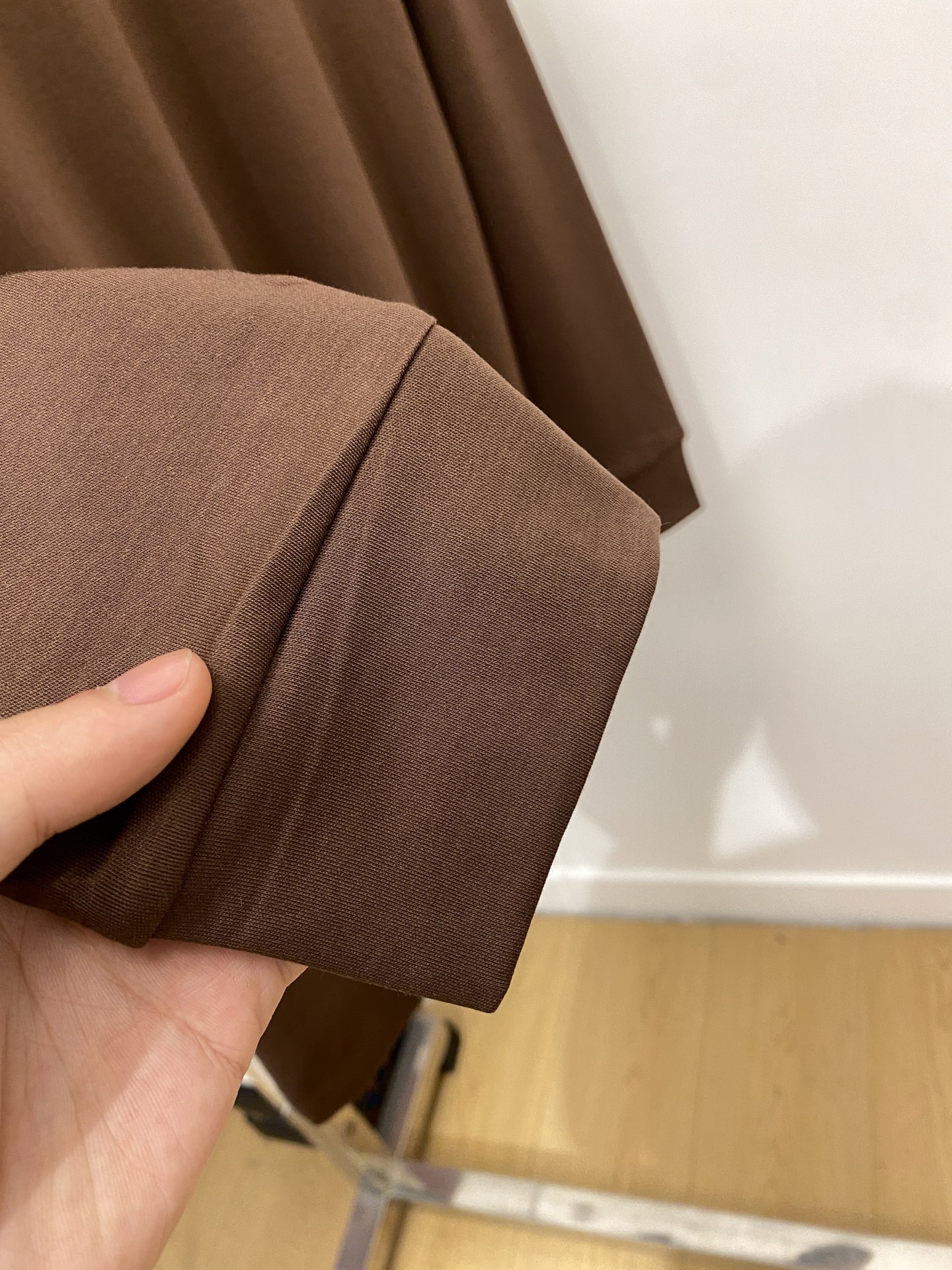 巴宝莉、2025新品长袖打底，帅气时尚，胸口设计凹凸图案logo，简约百搭款。面料棉 不仅挺括，保持潮流