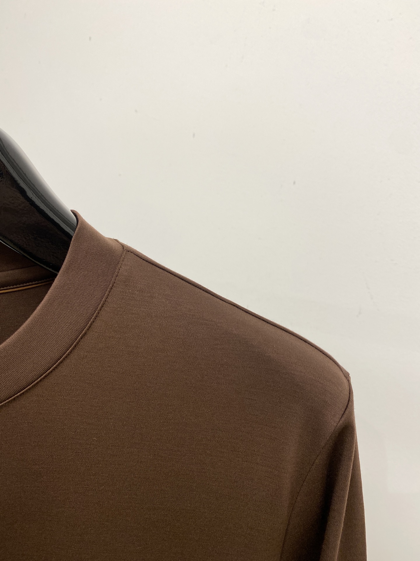 巴宝莉、2025新品长袖打底，帅气时尚，胸口设计凹凸图案logo，简约百搭款。面料棉 不仅挺括，保持潮流