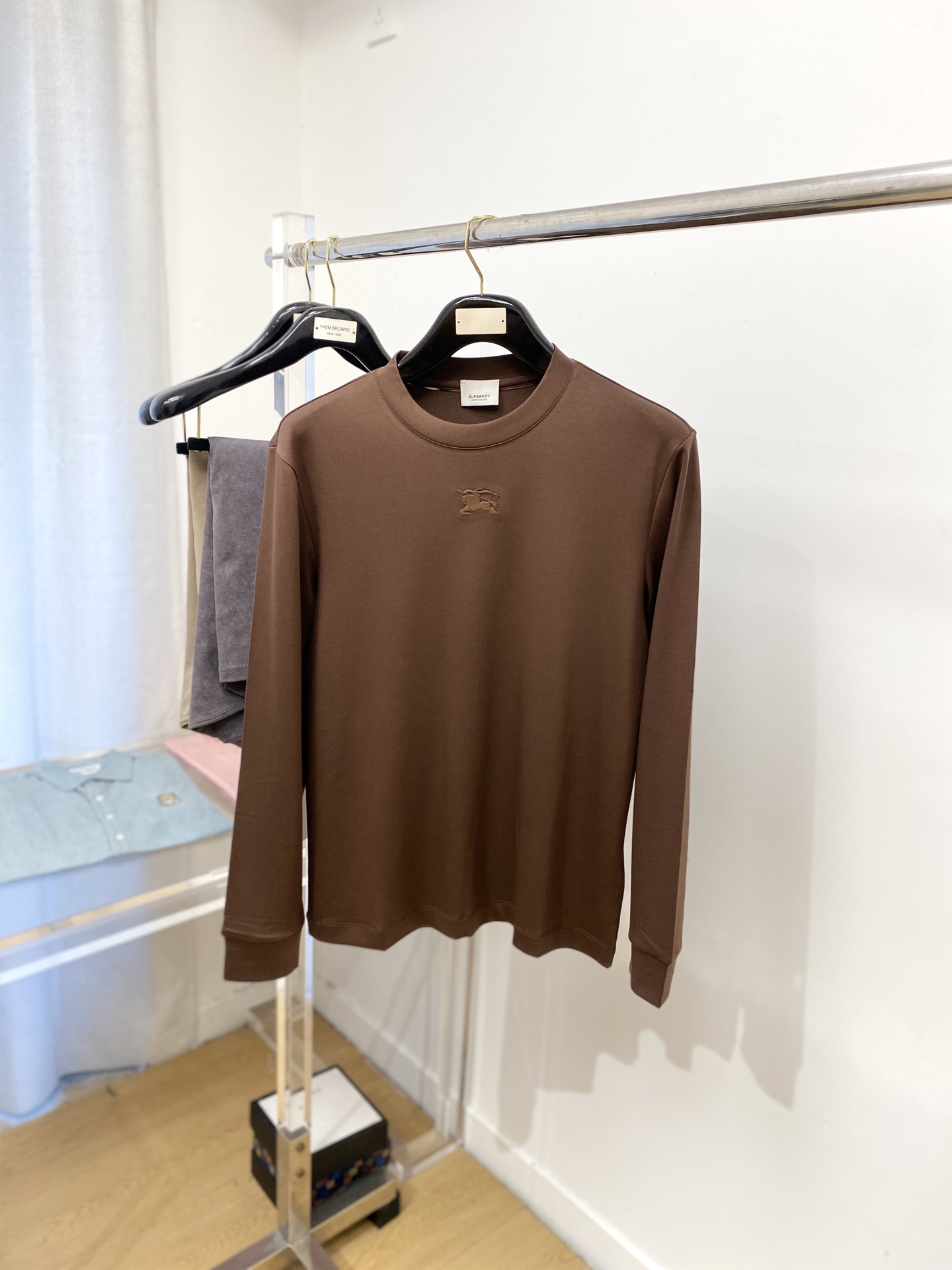 NO:515064,Burberry, 2025 new product long-sleeved base, handsome and fashionable, chest design concave and convex pattern logo, simple and versatile style. Fabric cotton is not only crisp, maintains a fashionable silhouette, but also comfortable to wear, and the yarn is more delicate, the number M-3XL, burberry, alexander wang19860909巴宝莉、2025新品长袖打底,帅气时尚,胸口设计凹凸图案logo,简约百搭款.面料棉 不仅挺括,保持潮流的廓形,又穿着舒适,纱织更细腻,码数M-3XL,,burberry,alexander wang,Men's clothing