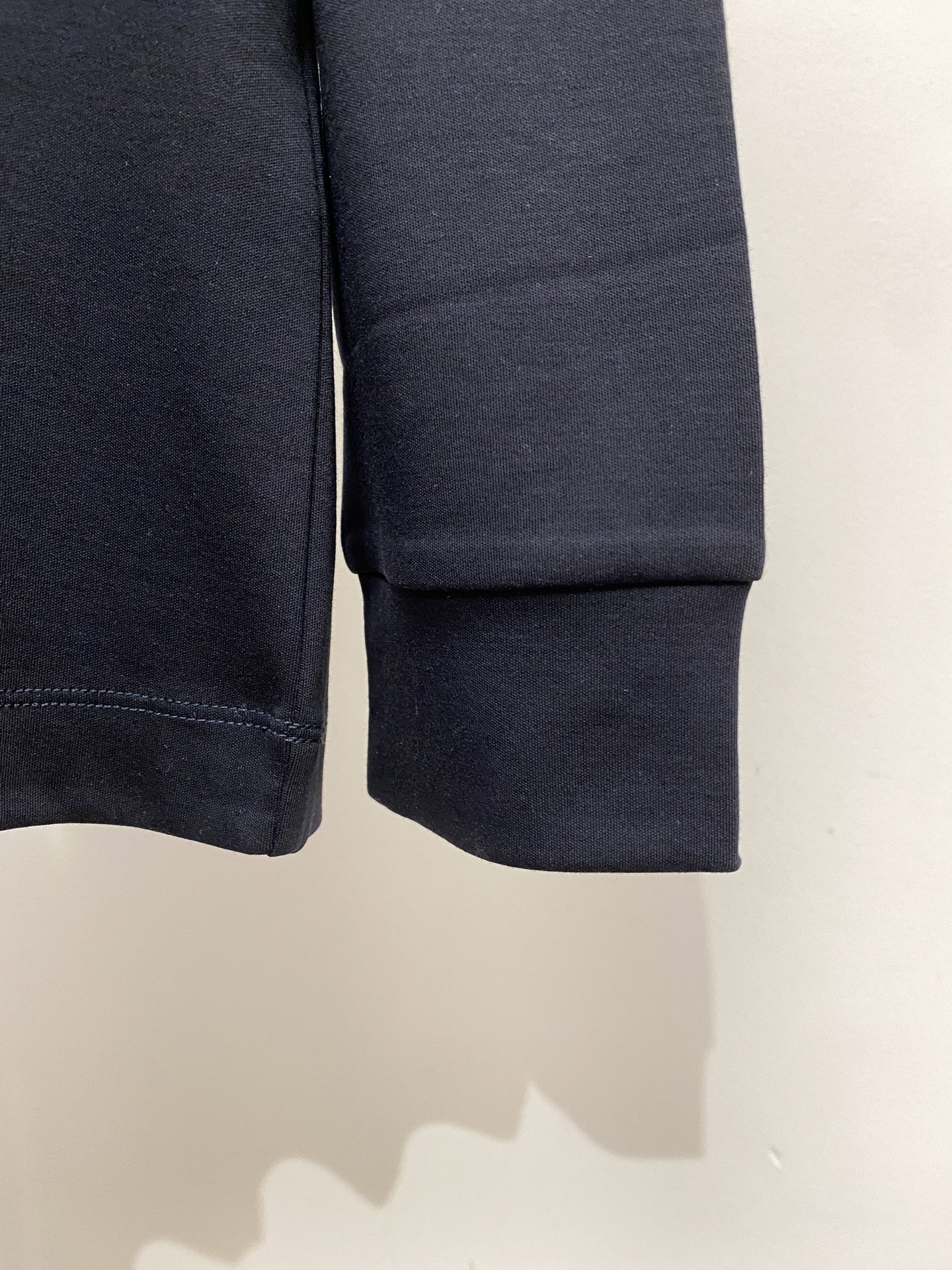 巴宝莉、2025新品长袖打底，帅气时尚，胸口设计凹凸图案logo，简约百搭款。面料棉 不仅挺括，保持潮流