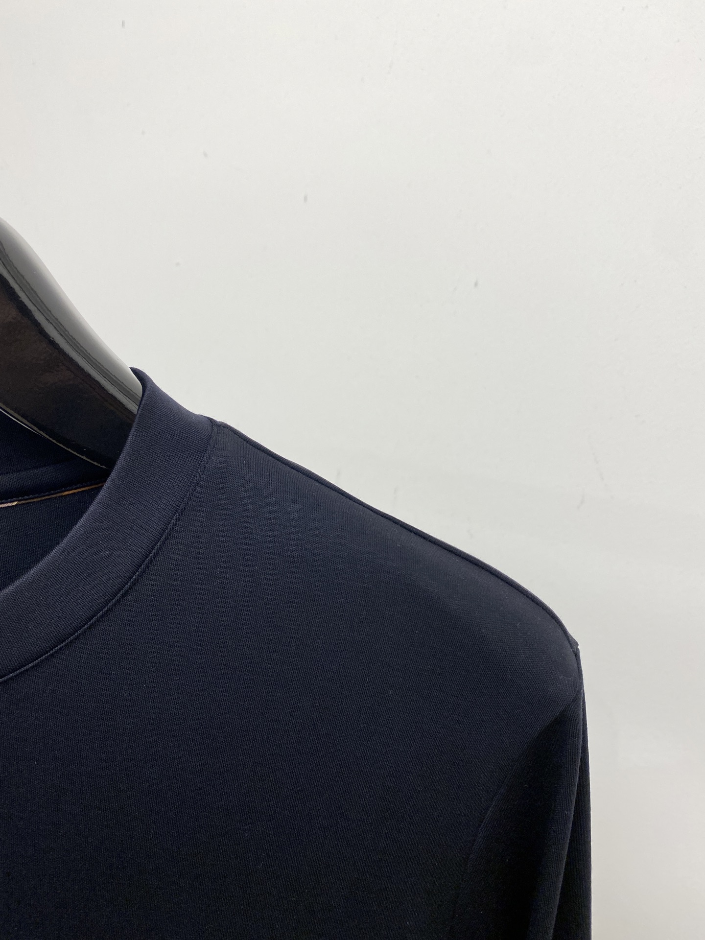 巴宝莉、2025新品长袖打底，帅气时尚，胸口设计凹凸图案logo，简约百搭款。面料棉 不仅挺括，保持潮流