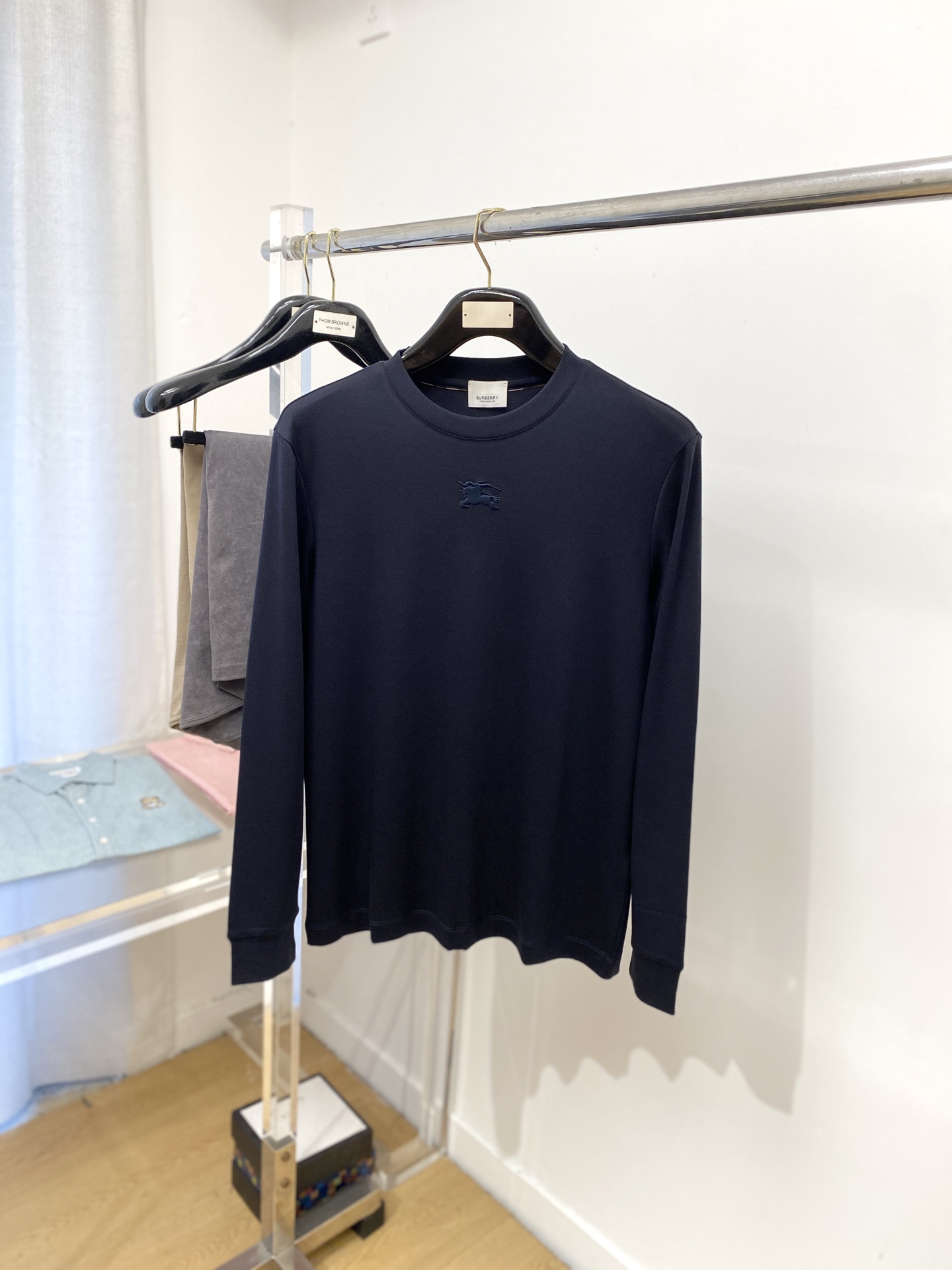 巴宝莉、2025新品长袖打底，帅气时尚，胸口设计凹凸图案logo，简约百搭款。面料棉 不仅挺括，保持潮流