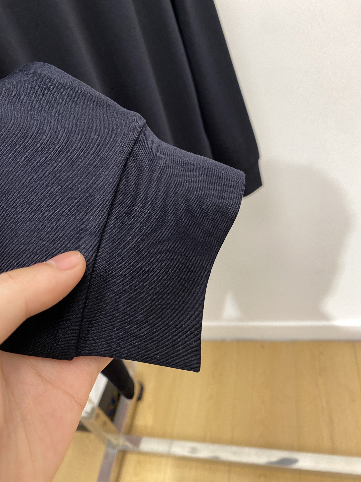 巴宝莉、2025新品长袖打底，帅气时尚，胸口设计凹凸图案logo，简约百搭款。面料棉 不仅挺括，保持潮流