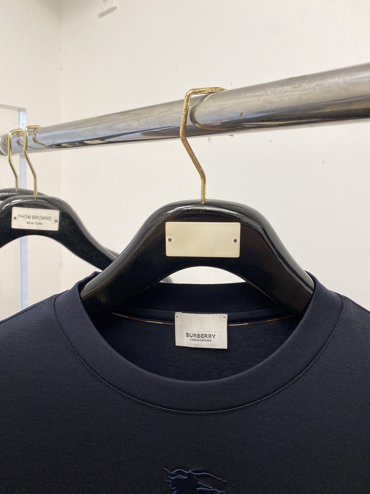 巴宝莉、2025新品长袖打底，帅气时尚，胸口设计凹凸图案logo，简约百搭款。面料棉 不仅挺括，保持潮流