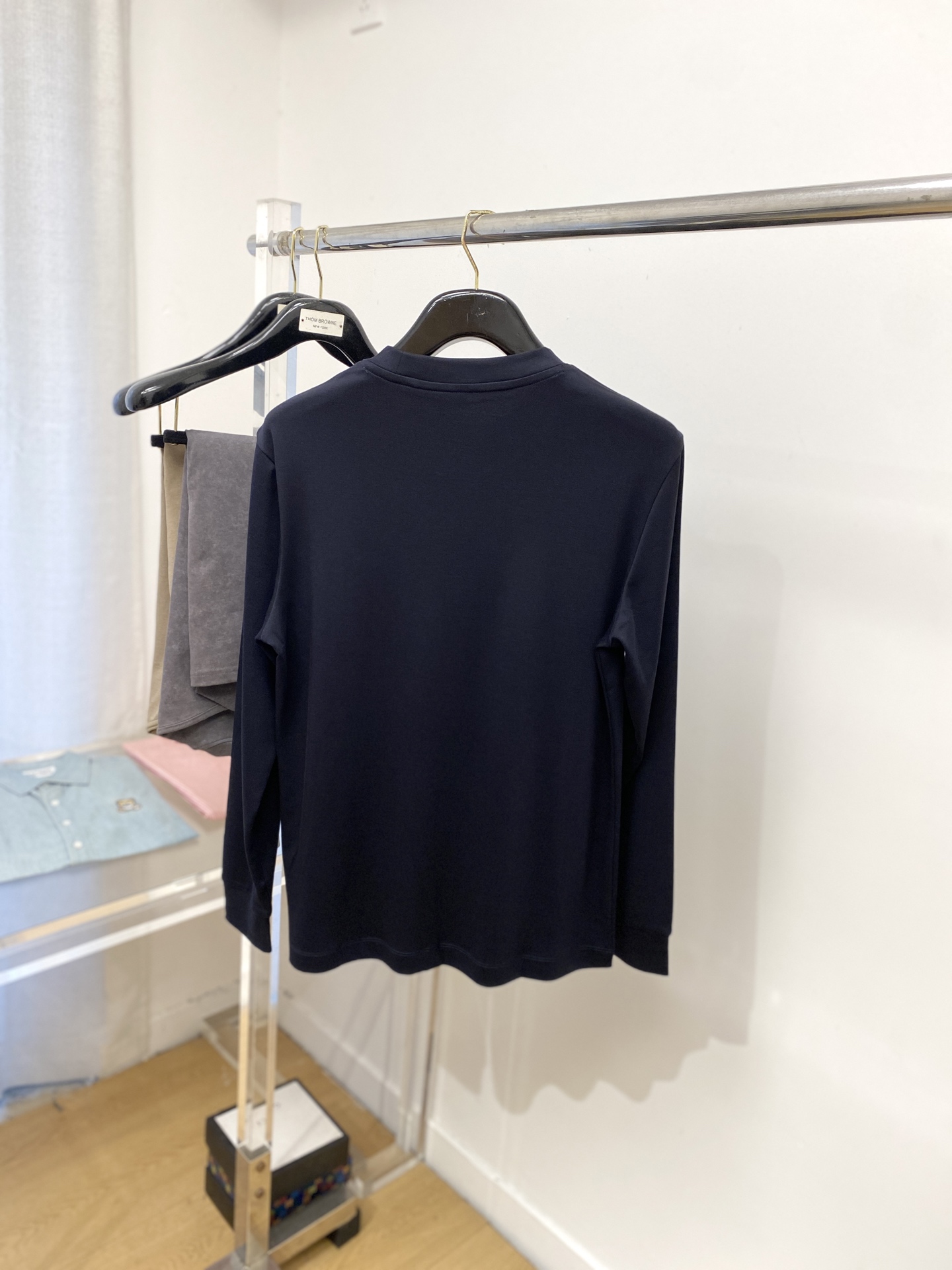 巴宝莉、2025新品长袖打底，帅气时尚，胸口设计凹凸图案logo，简约百搭款。面料棉 不仅挺括，保持潮流