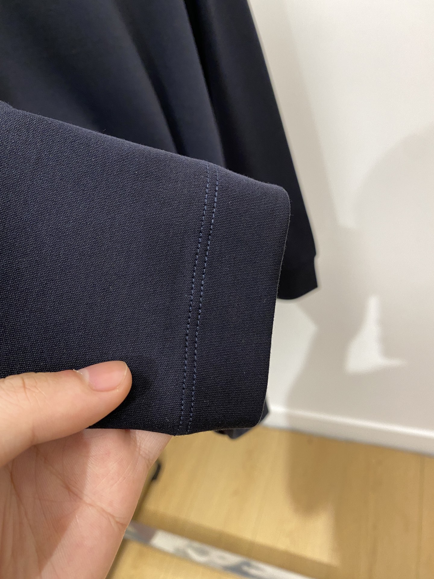 巴宝莉、2025新品长袖打底，帅气时尚，胸口设计凹凸图案logo，简约百搭款。面料棉 不仅挺括，保持潮流