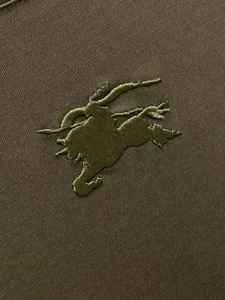 巴宝莉、2025新品长袖打底，帅气时尚，胸口设计凹凸图案logo，简约百搭款。面料棉 不仅挺括，保持潮流